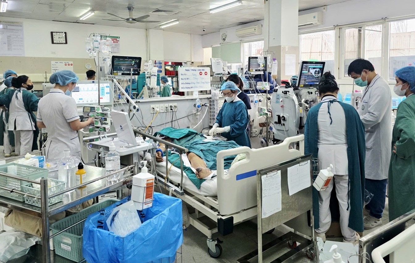 Bộ Y tế kiểm tra đột xuất việc trực cấp cứu, kh&aacute;m, chữa bệnh dịp Tết  - Ảnh 2.