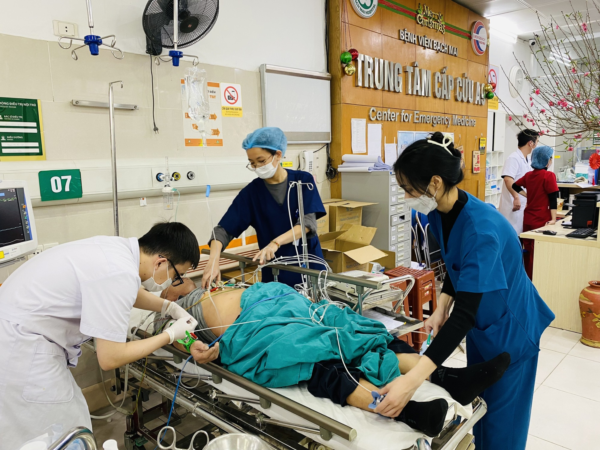 Bộ Y tế kiểm tra đột xuất việc trực cấp cứu, kh&aacute;m, chữa bệnh dịp Tết  - Ảnh 1.