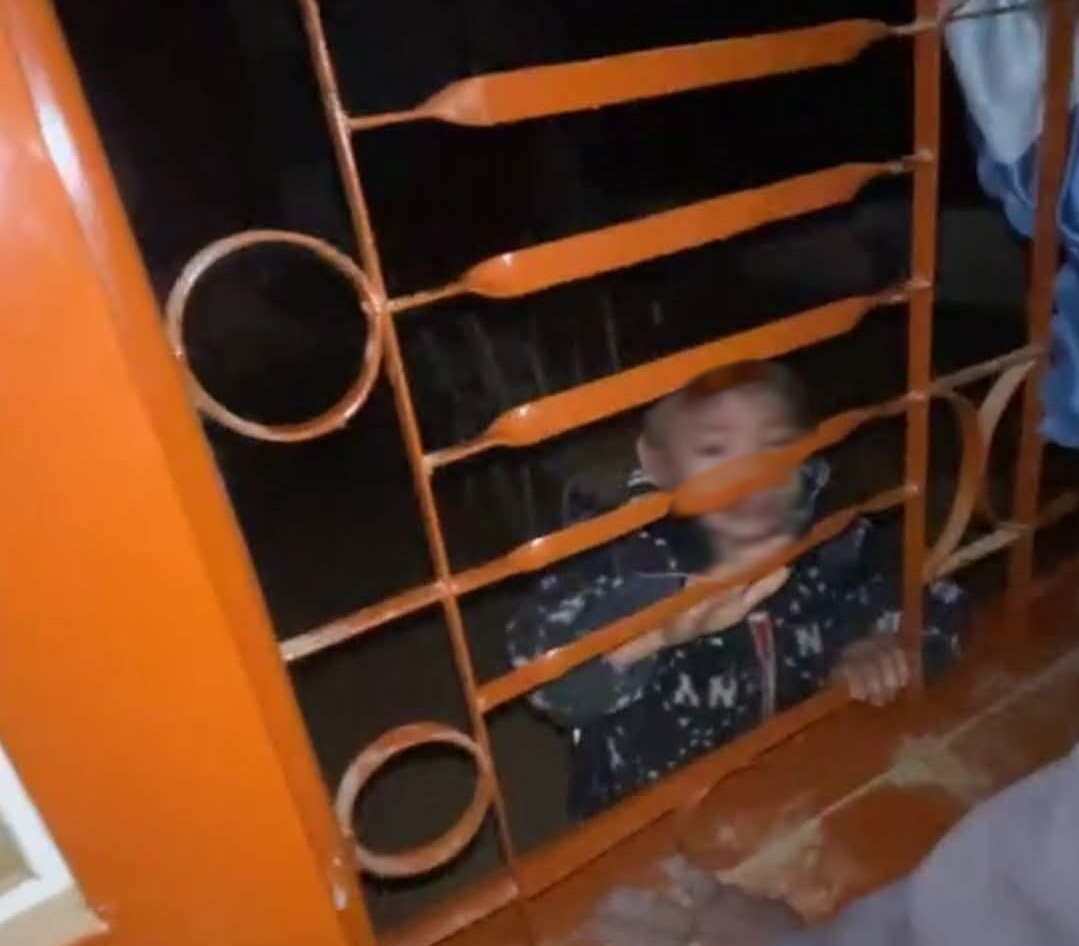 Xôn xao video học sinh lớp 1 bị cô giáo bỏ quên trong lớp học khóa cửa - Ảnh 1.