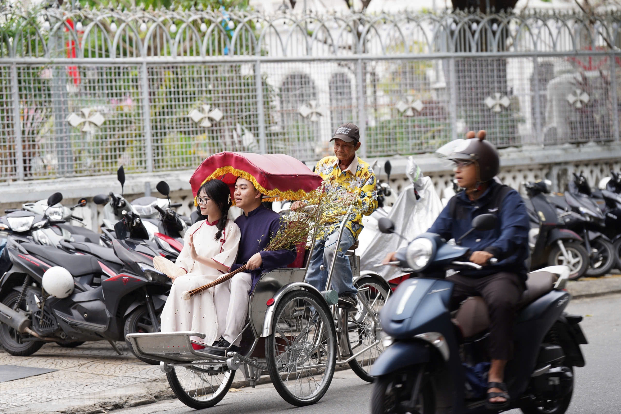 Đội lái xích lô "xịn sò" ở Đà Nẵng - Ảnh 2.