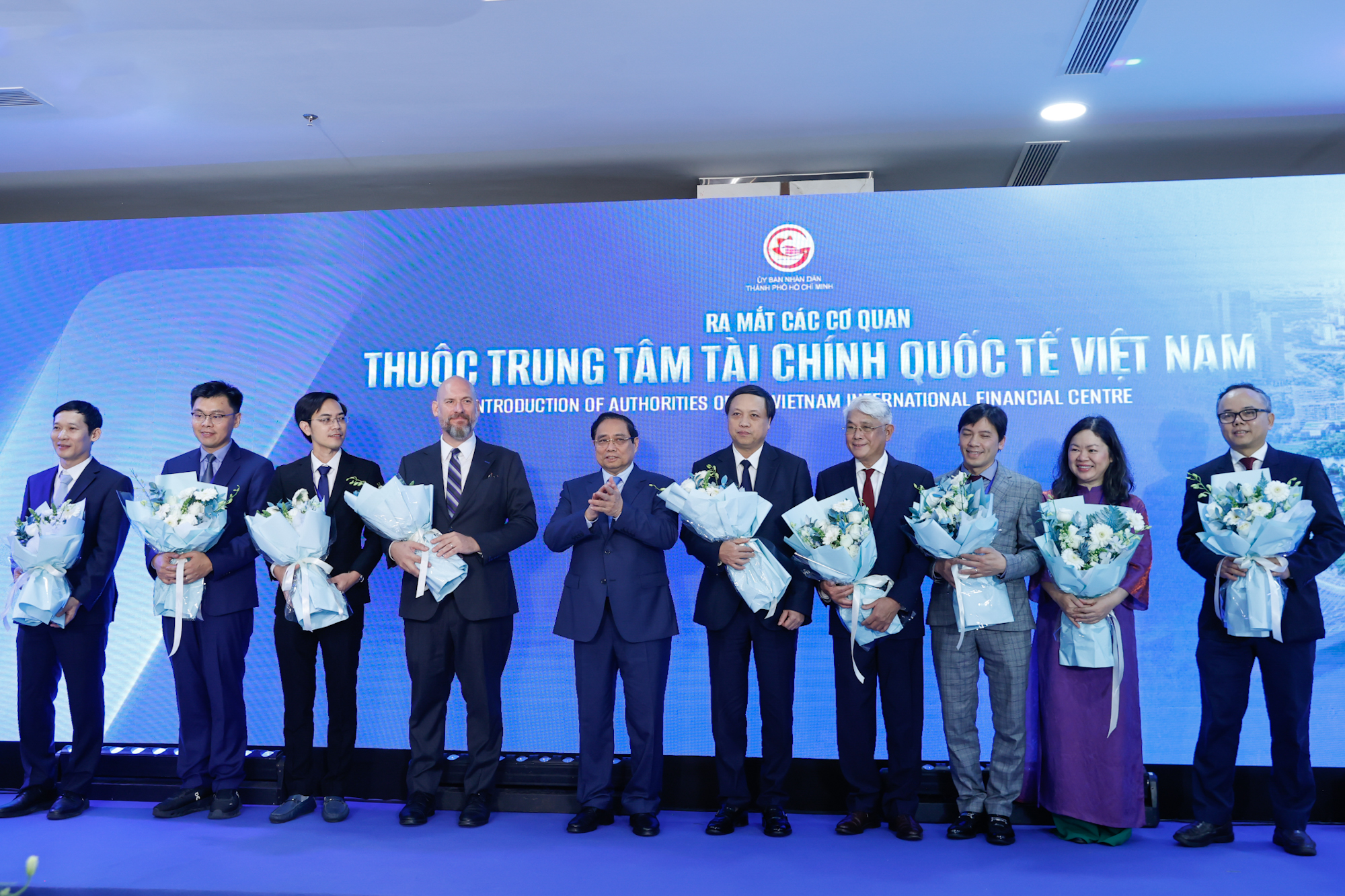 Thủ tướng đánh cồng chính thức ra mắt Trung tâm tài chính quốc tế Việt Nam tại TPHCM - Ảnh 1.