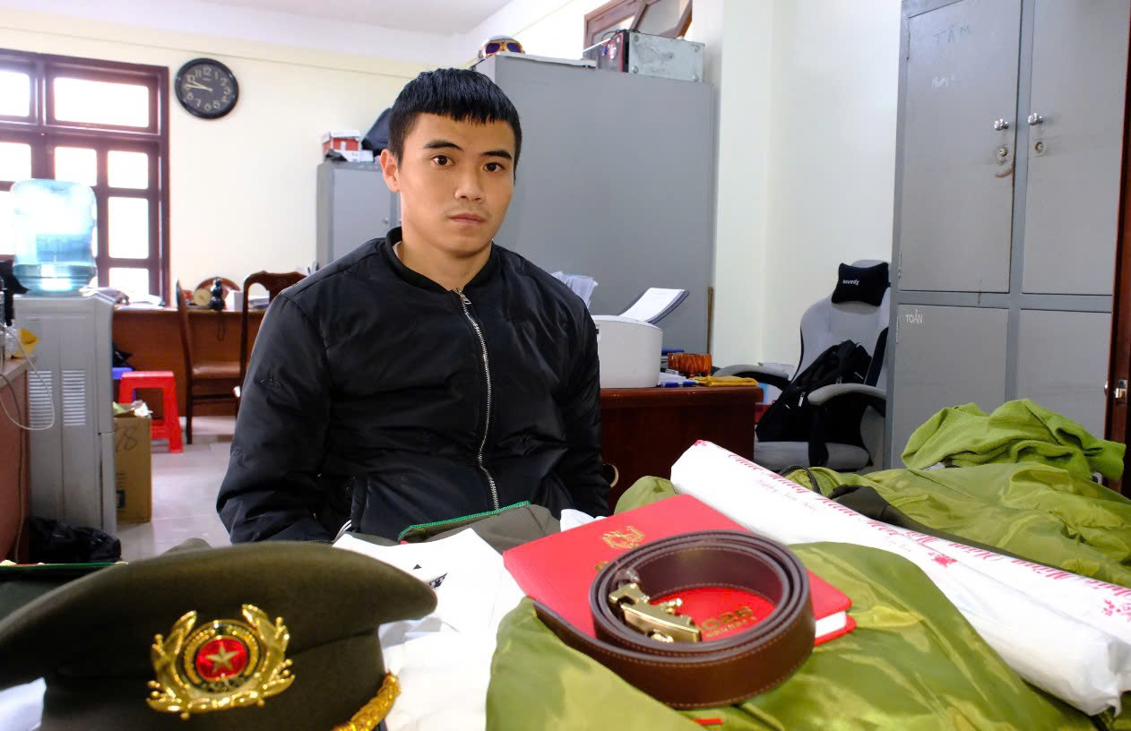Nam thanh niên giả công an để lừa đảo bằng chiêu bán rượu ngoại - Ảnh 1.