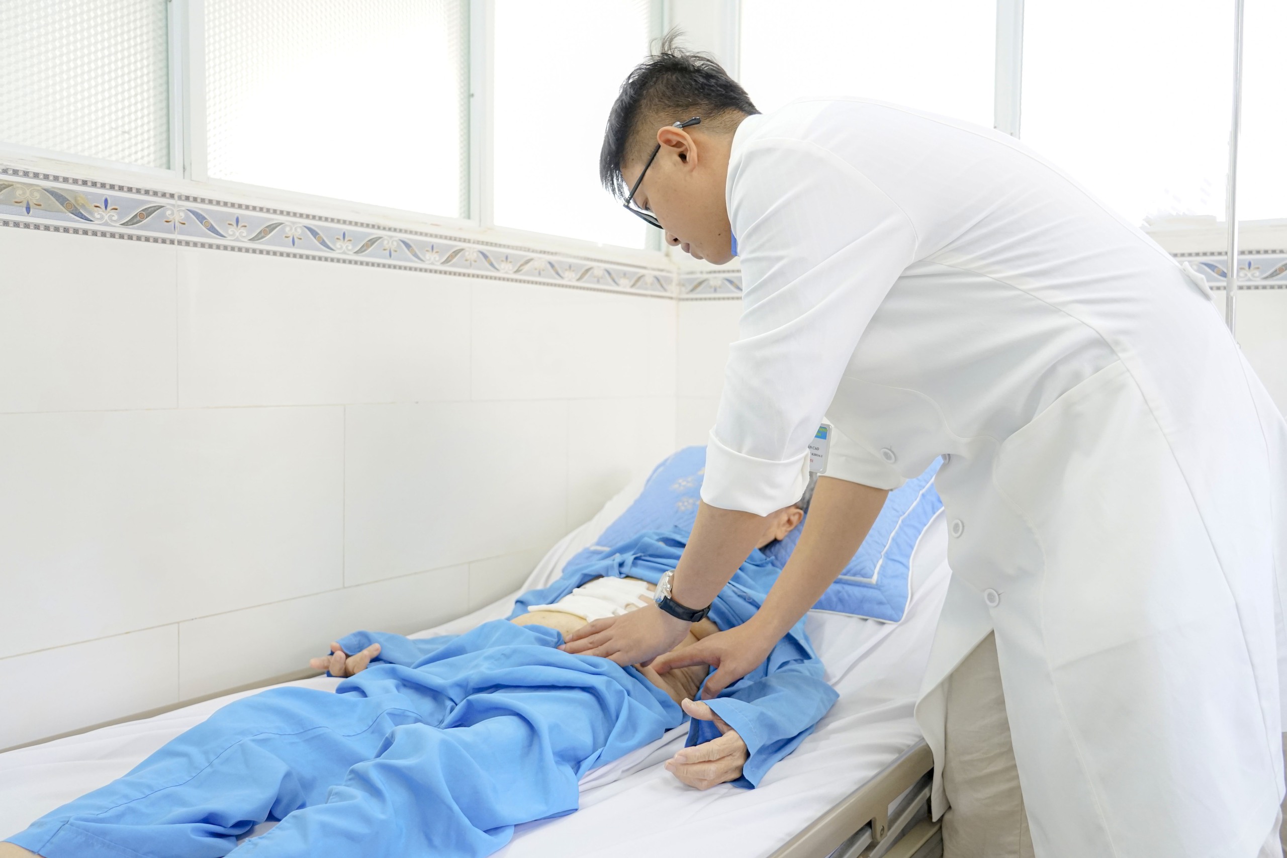 Cắt toàn bộ dạ dày bằng nội soi cứu sống người bệnh ung thư nguy kịch - Ảnh 2.