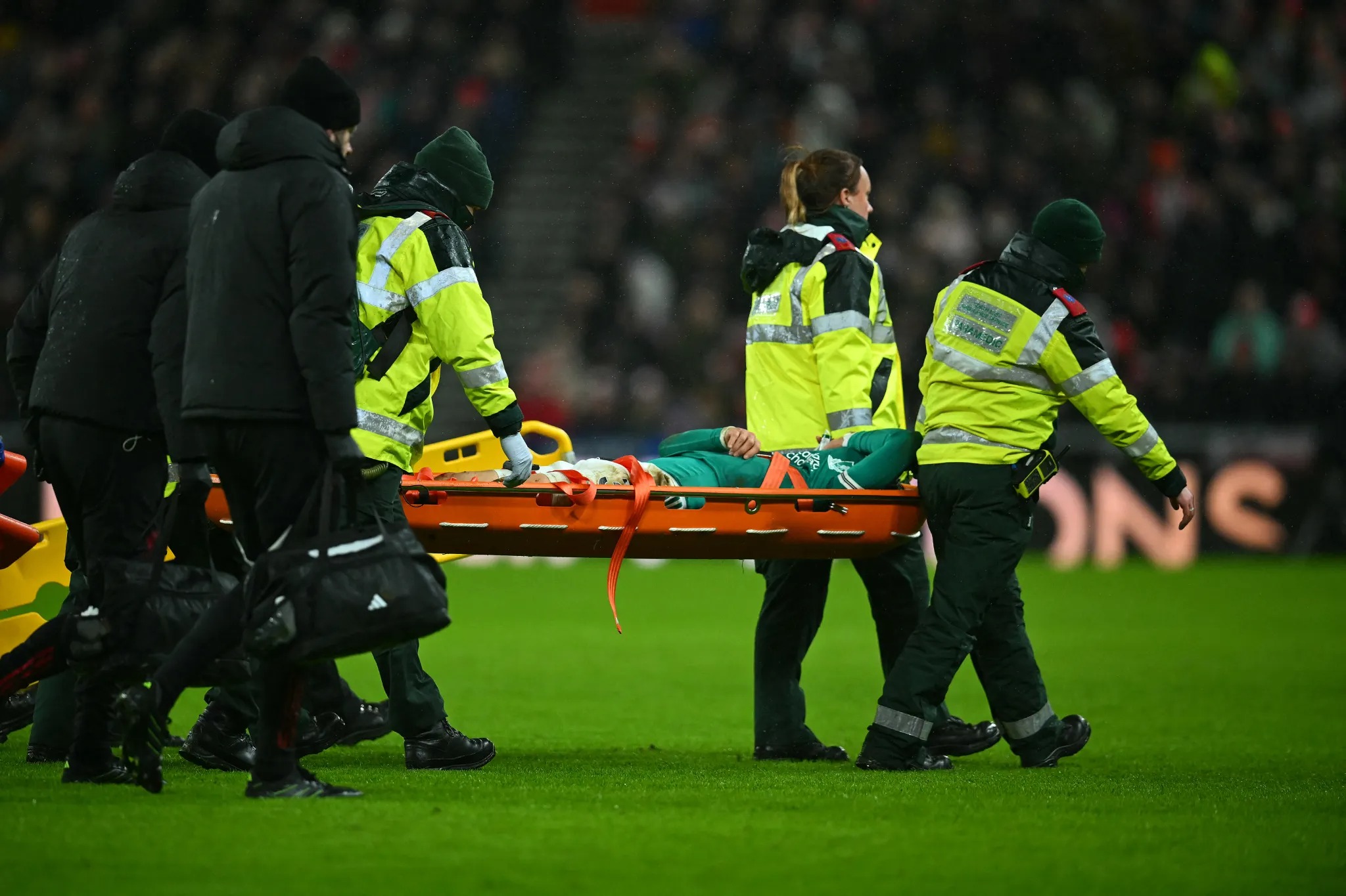 Tuyển thủ Nhật Bản gần "rụng" mắt c&aacute; ch&acirc;n, trận đấu của Liverpool gi&aacute;n đoạn - Ảnh 2.