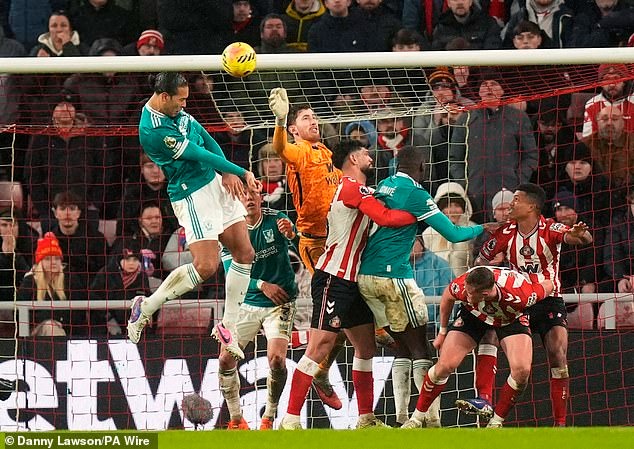 Tuyển thủ Nhật Bản gần "rụng" mắt c&aacute; ch&acirc;n, trận đấu của Liverpool gi&aacute;n đoạn - Ảnh 3.