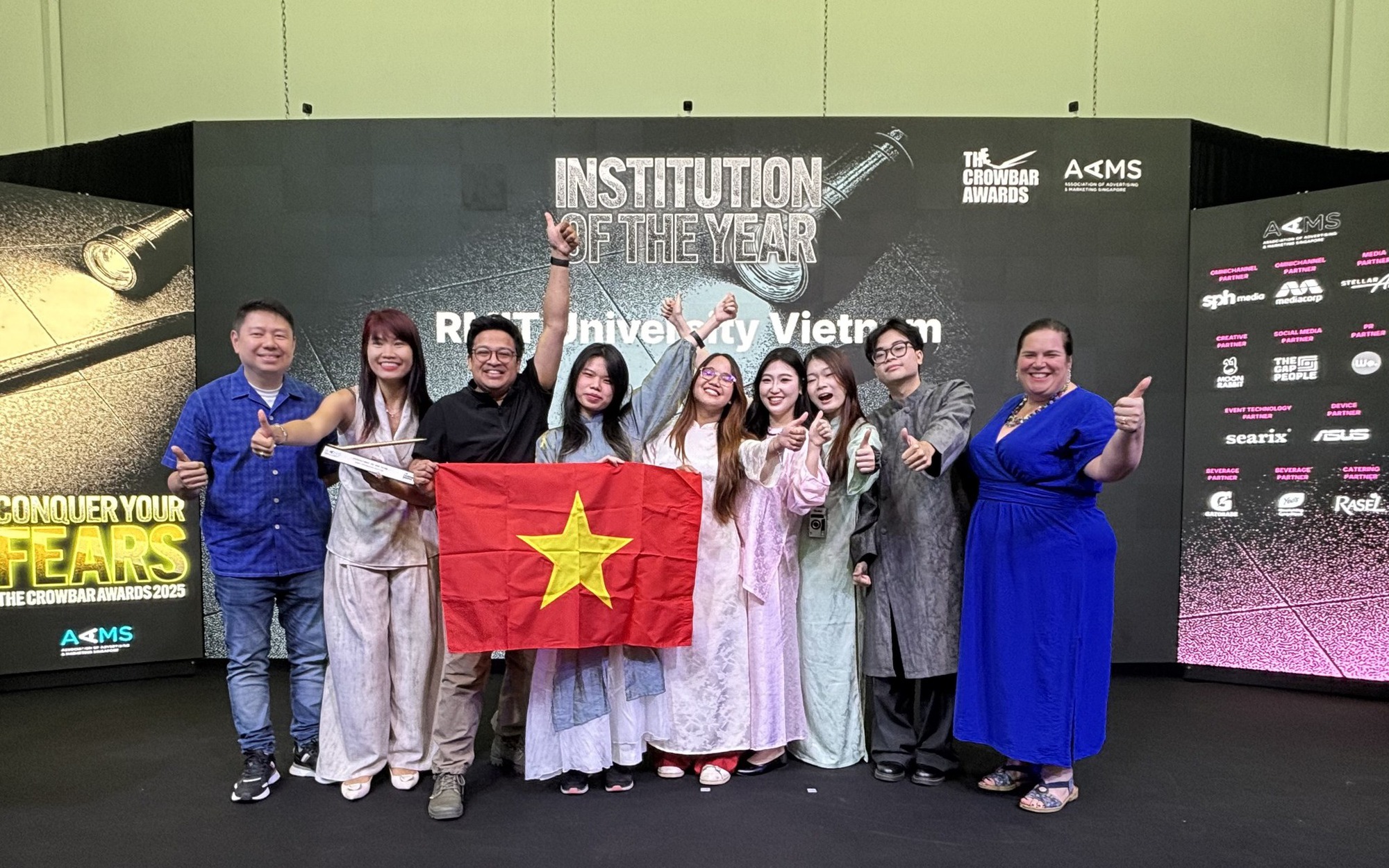 Lấy cảm hứng từ ông Địa, sinh viên Việt Nam nhận "mưa" giải thưởng ở Singapore