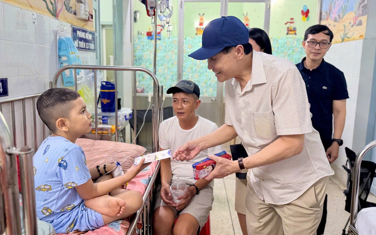 Ông Johnathan Hạnh Nguyễn lì xì bệnh nhi Bệnh viện Nhi Đồng 2
