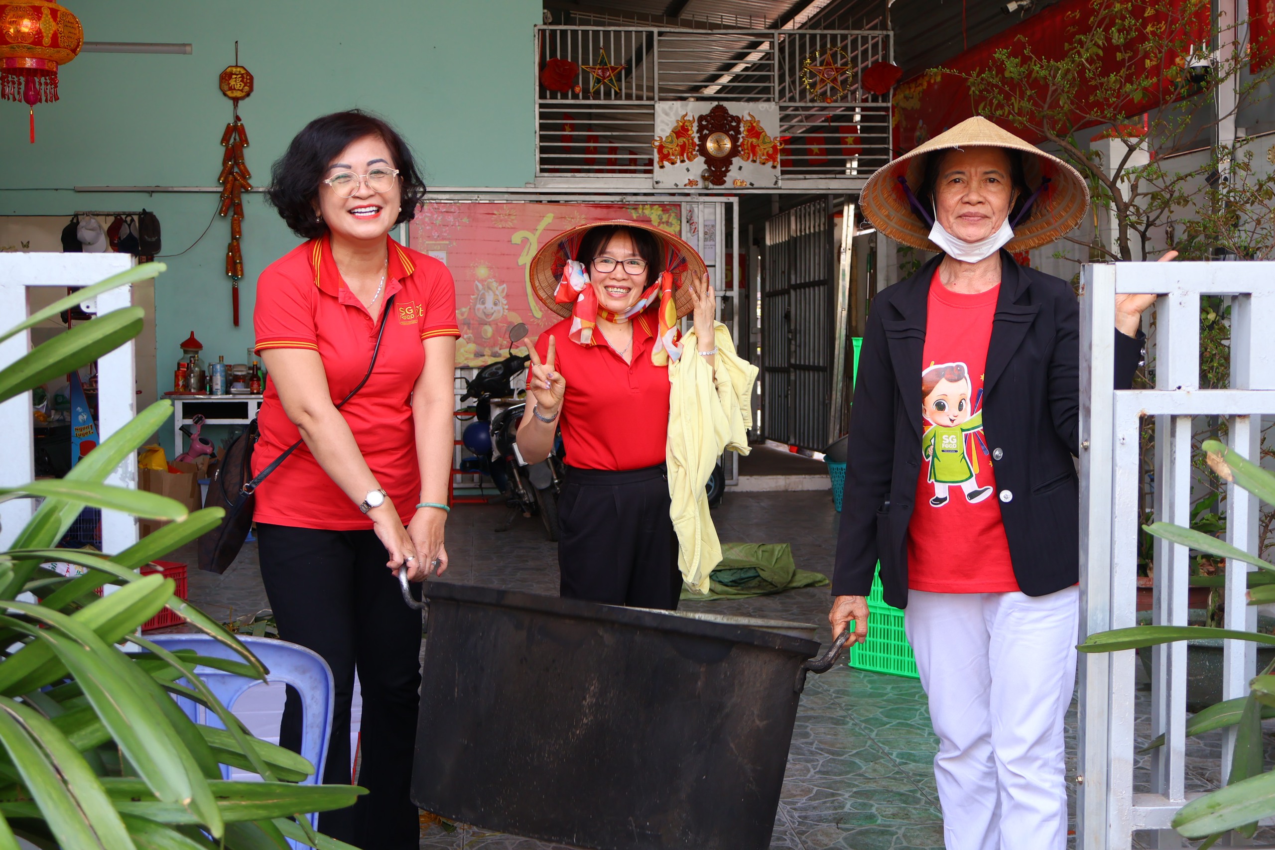 Ban giám đốc gói bánh tét để tặng cho công nhân đón Tết xa nhà - Ảnh 2.