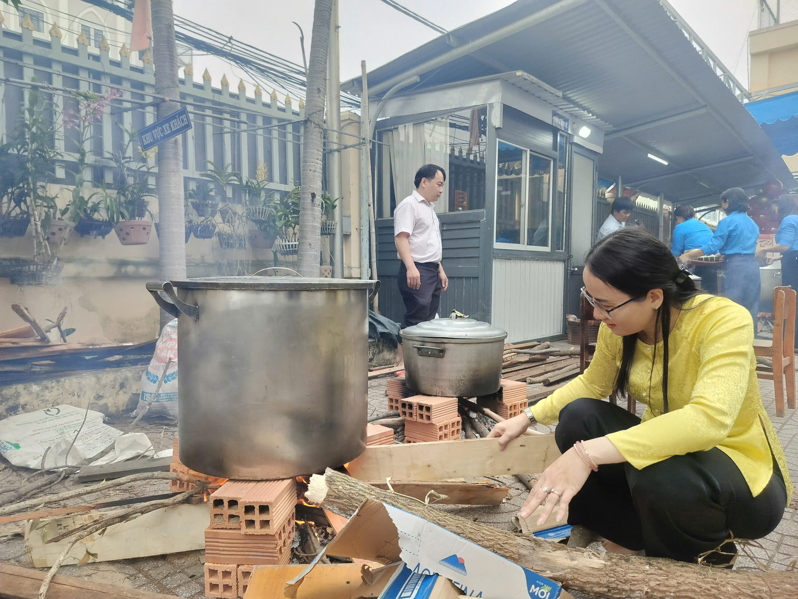 Đoàn viên, cán bộ Công đoàn gói bánh chưng, bánh tét tặng công nhân ở trọ ăn Tết - Ảnh 4.
