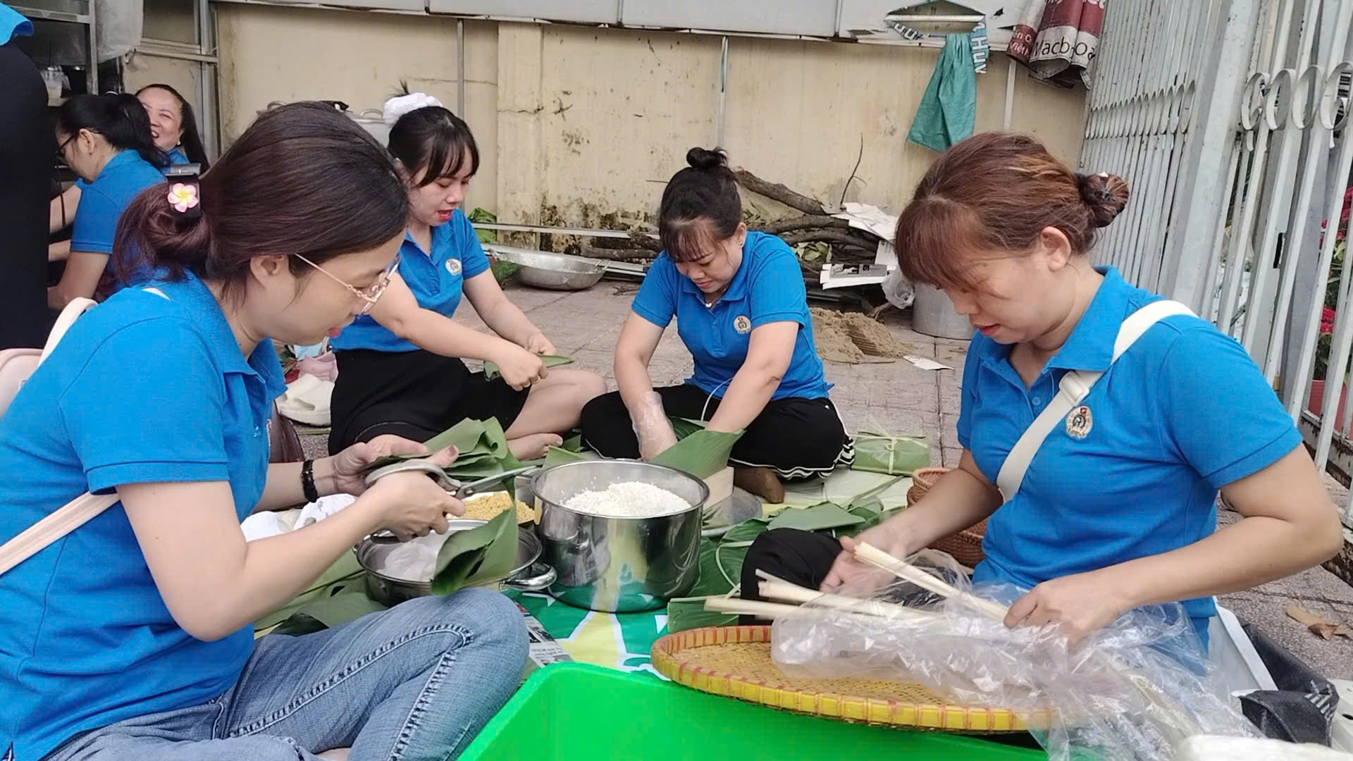 Đoàn viên, cán bộ Công đoàn gói bánh chưng, bánh tét tặng công nhân ở trọ ăn Tết - Ảnh 1.