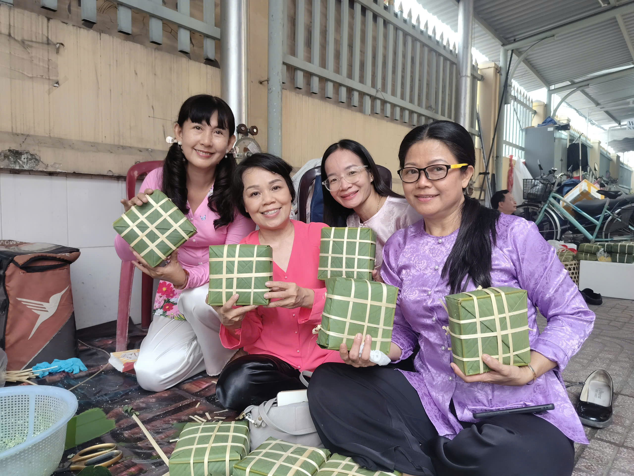 Đoàn viên, cán bộ Công đoàn gói bánh chưng, bánh tét tặng công nhân ở trọ ăn Tết - Ảnh 3.