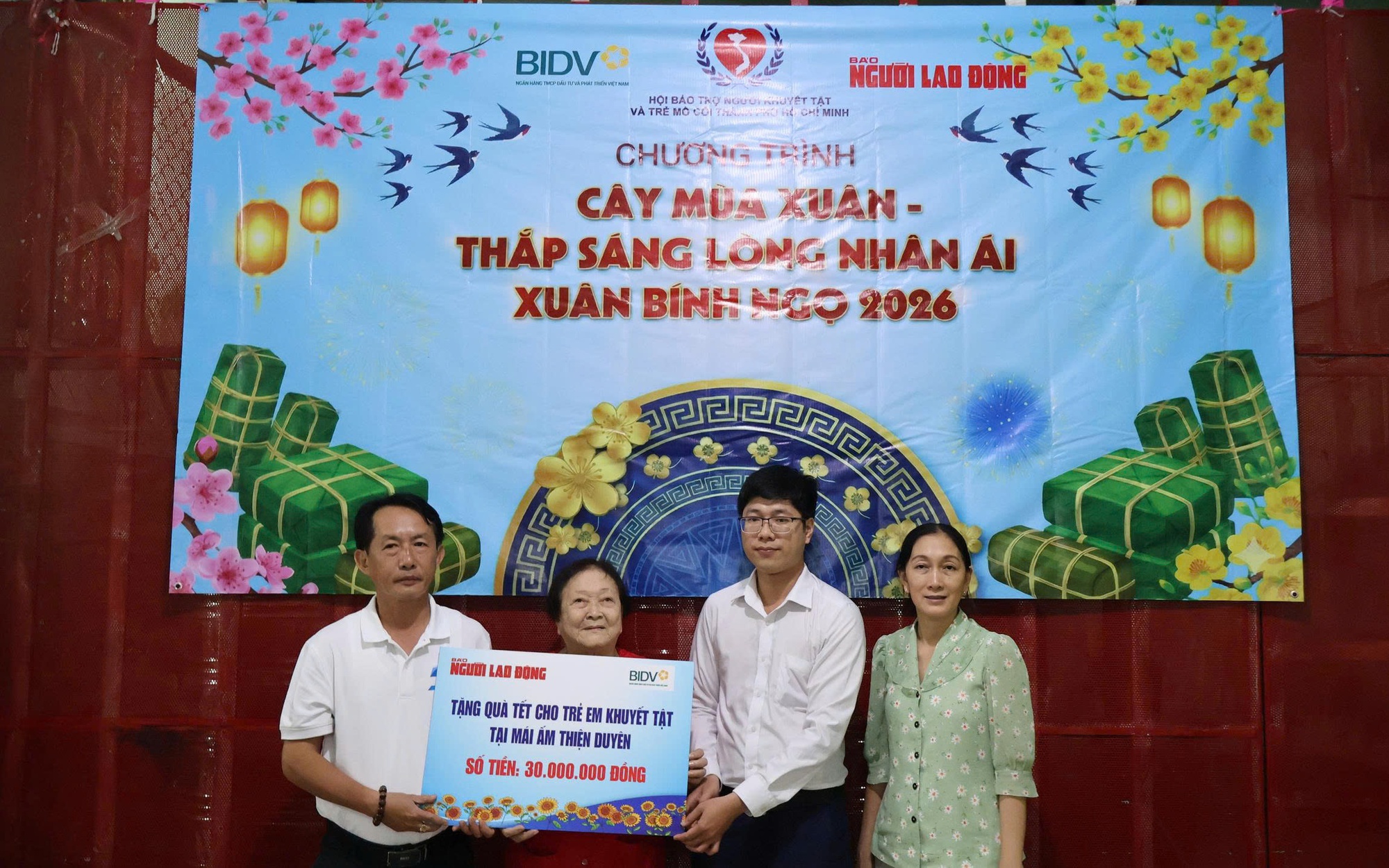 Clip: Báo Người Lao Động trao quà Tết cho trẻ em khuyết tật