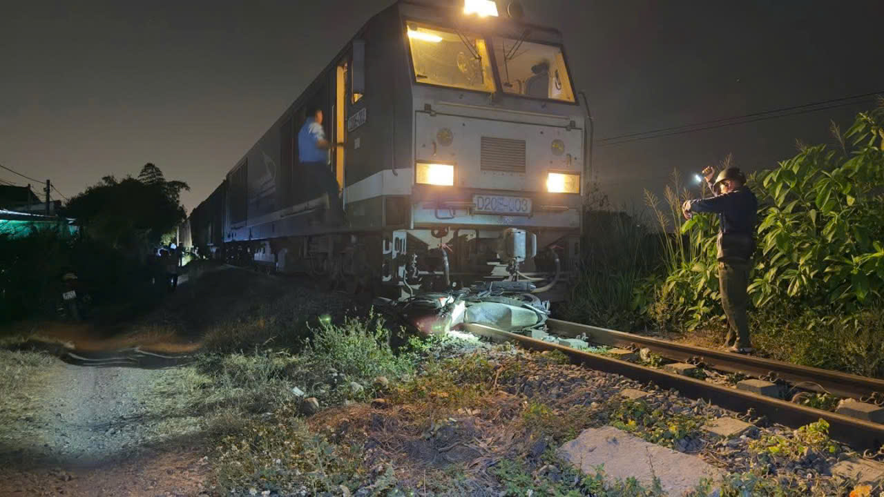 Băng qua đường sắt trong đêm, người điều khiển xe máy bị tàu hàng tông tử vong - Ảnh 1.