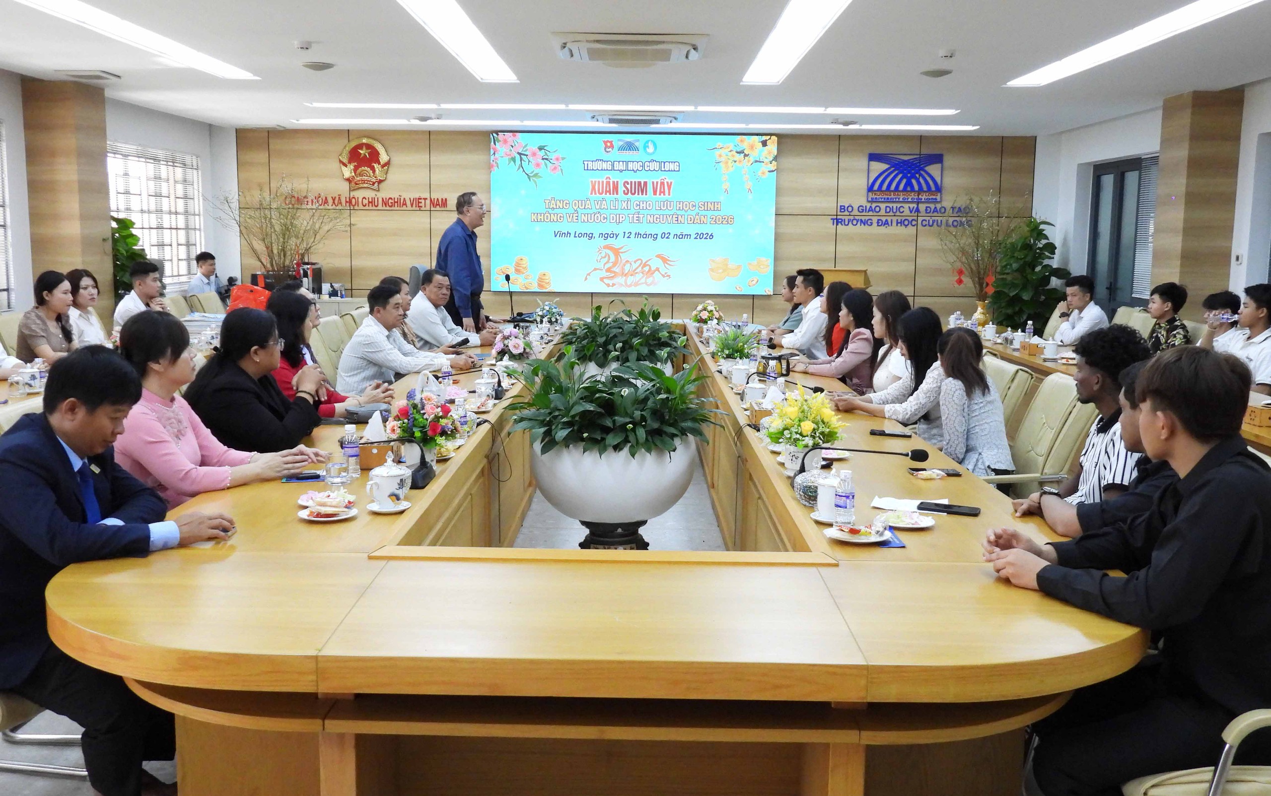 Trường Đại học Cửu Long tặng quà cho lưu học sinh dịp Tết Bính Ngọ 2026 - Ảnh 1.