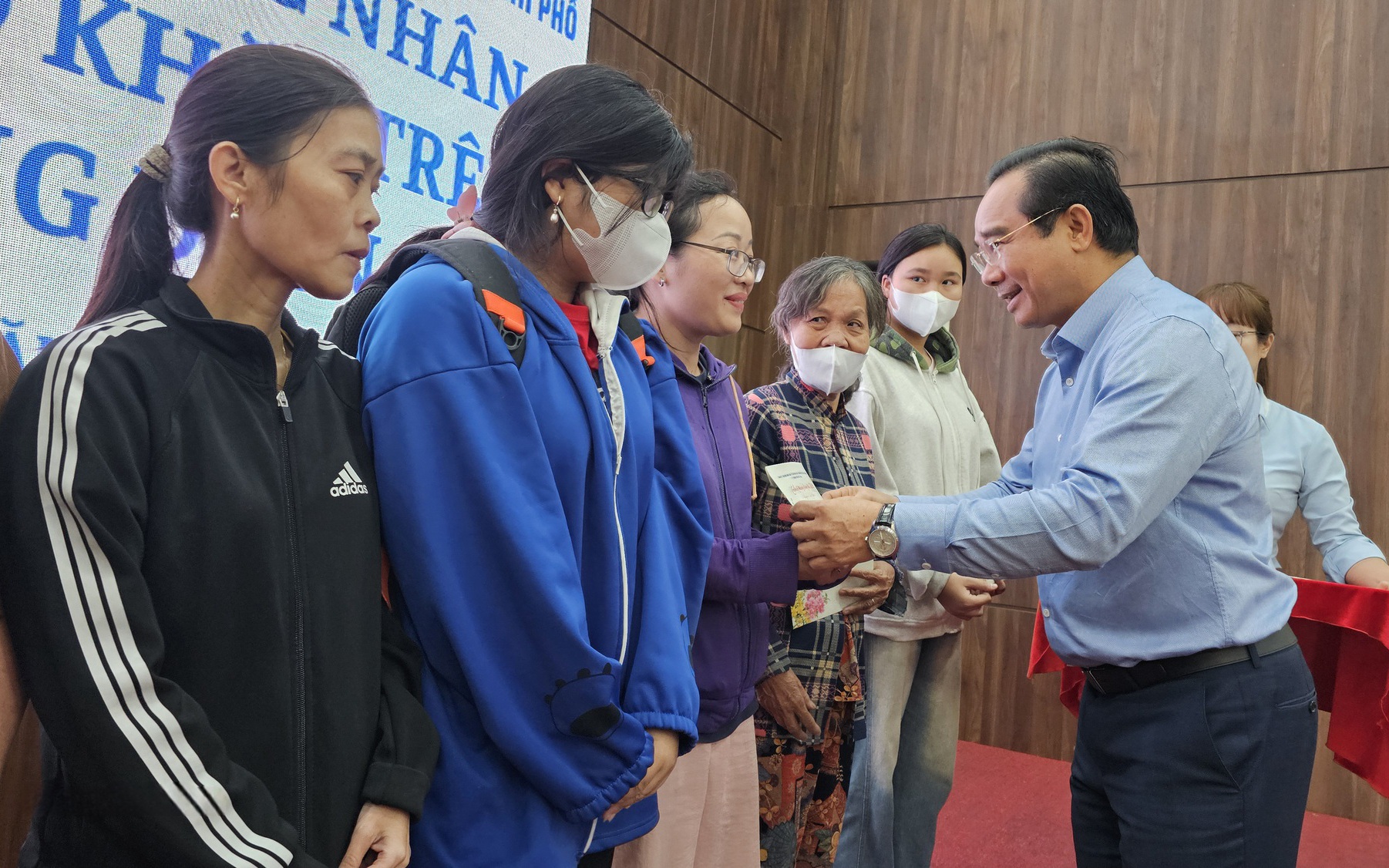 Chủ tịch UBND TPHCM tặng quà cho công nhân có hoàn cảnh khó khăn ở phường Dĩ An