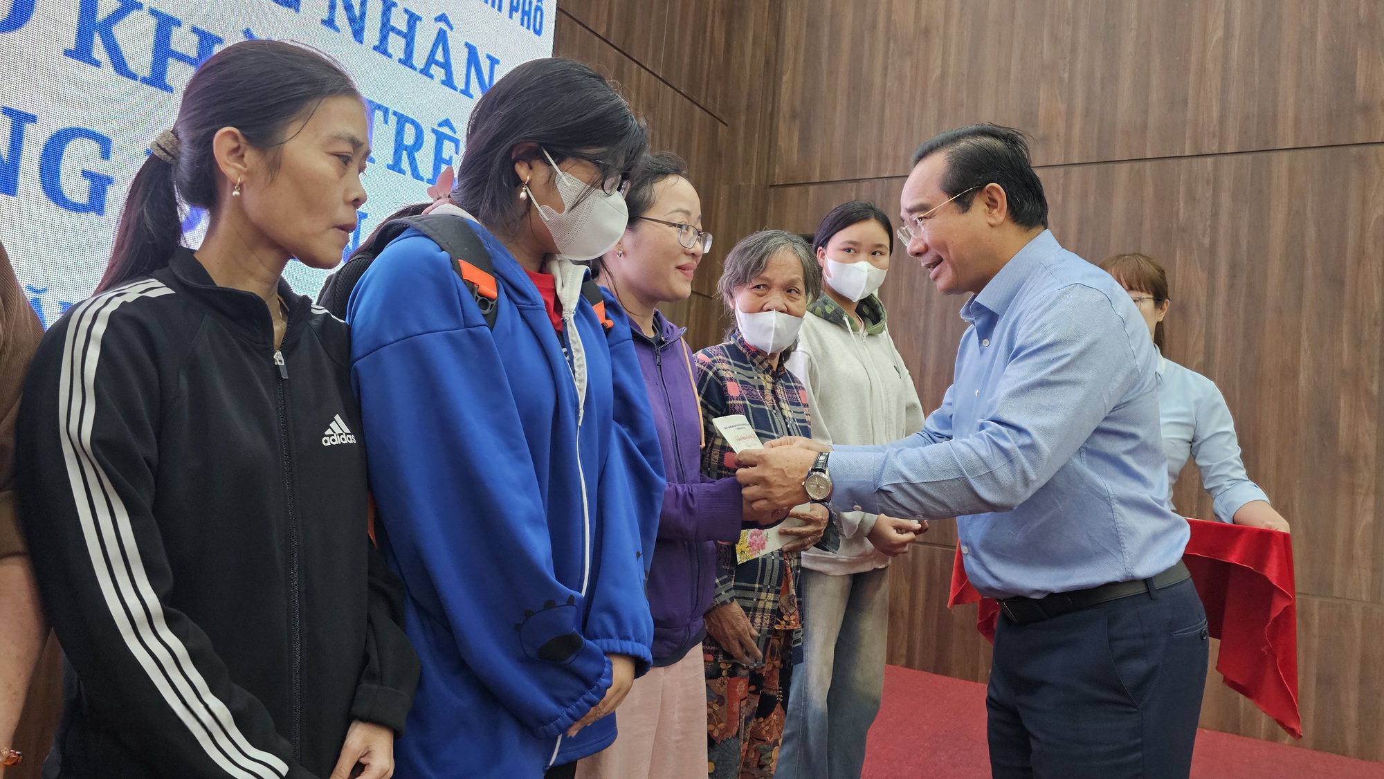 Chủ tịch UBND TPHCM Nguyễn Văn Được tặng qu&agrave; cho hộ ngh&egrave;o tại phường Dĩ An - Ảnh 3.
