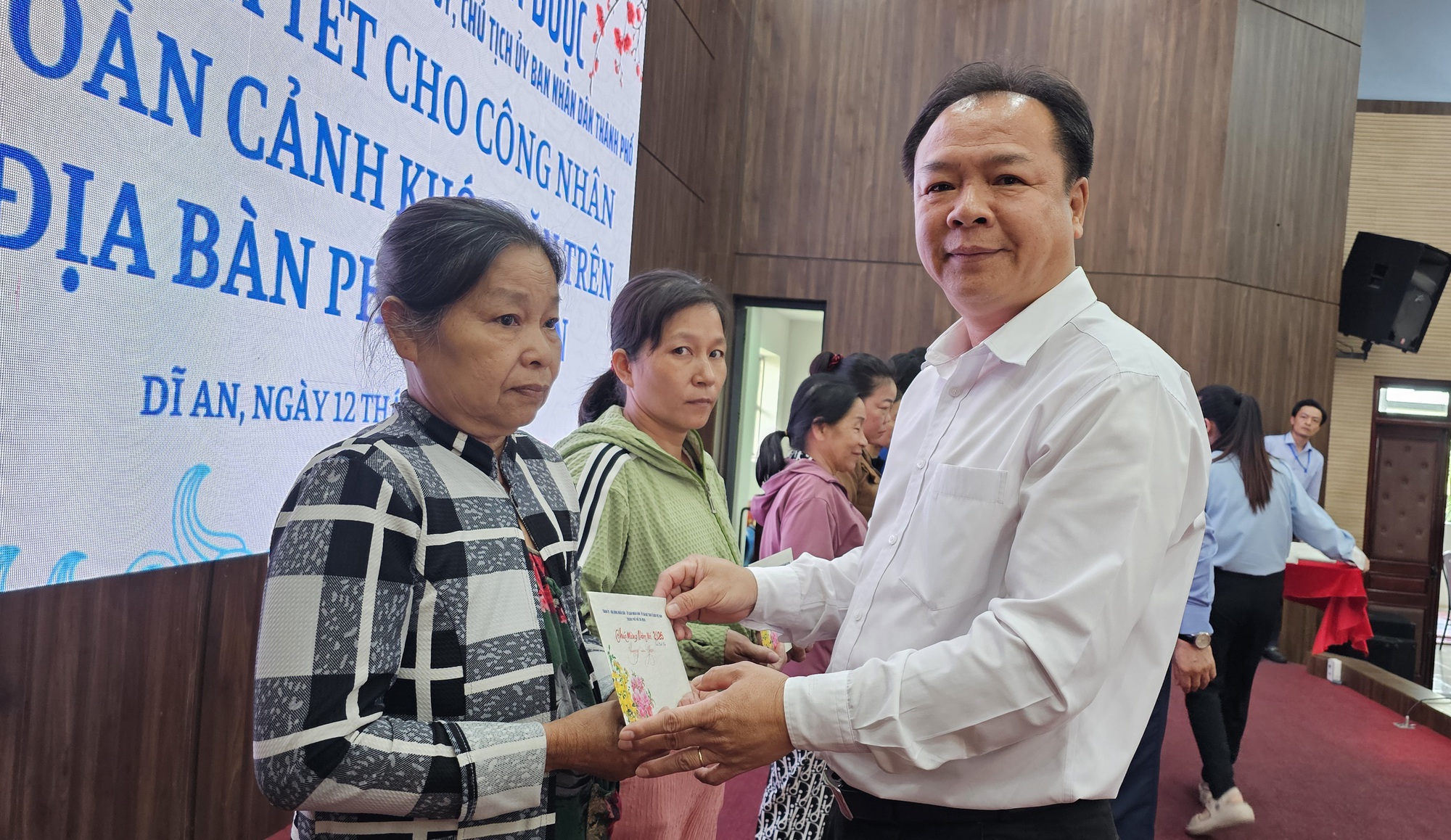 Chủ tịch UBND TPHCM Nguyễn Văn Được tặng qu&agrave; cho hộ ngh&egrave;o tại phường Dĩ An - Ảnh 5.