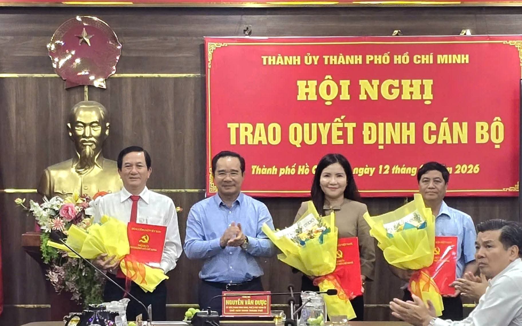 Trao quyết định về công tác cán bộ tại phường đông dân nhất TPHCM