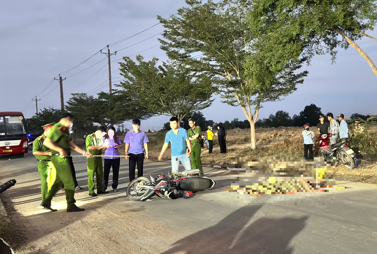 Va chạm xe tải, nữ c&ocirc;ng nh&acirc;n tử vong khi tan ca - Ảnh 1.