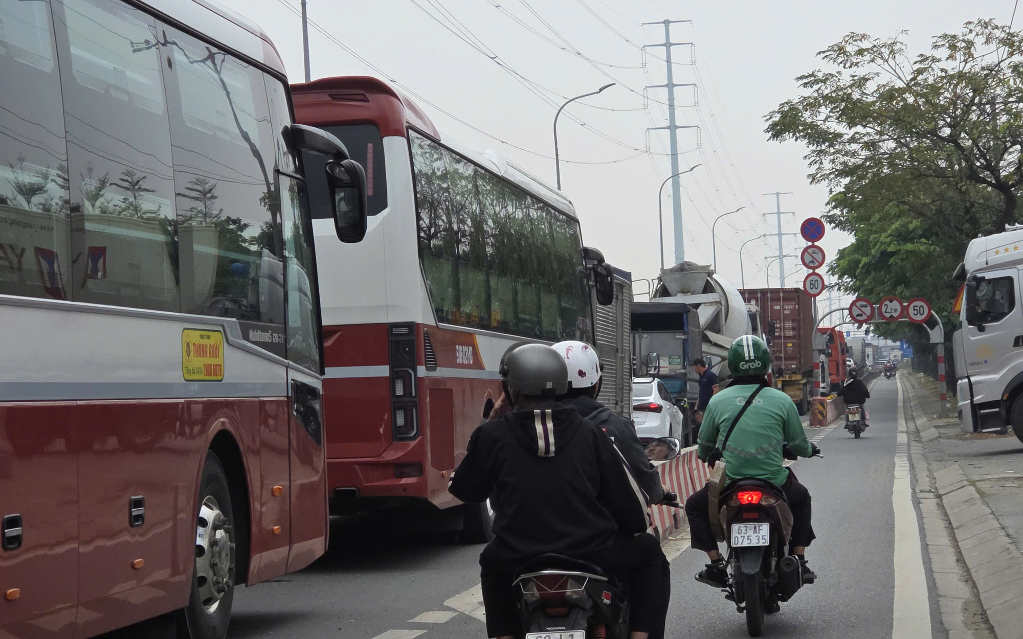 VIDEO: Ô tô bị "níu chân" ở cửa ngõ cao tốc TPHCM – Long Thành – Dầu Giây