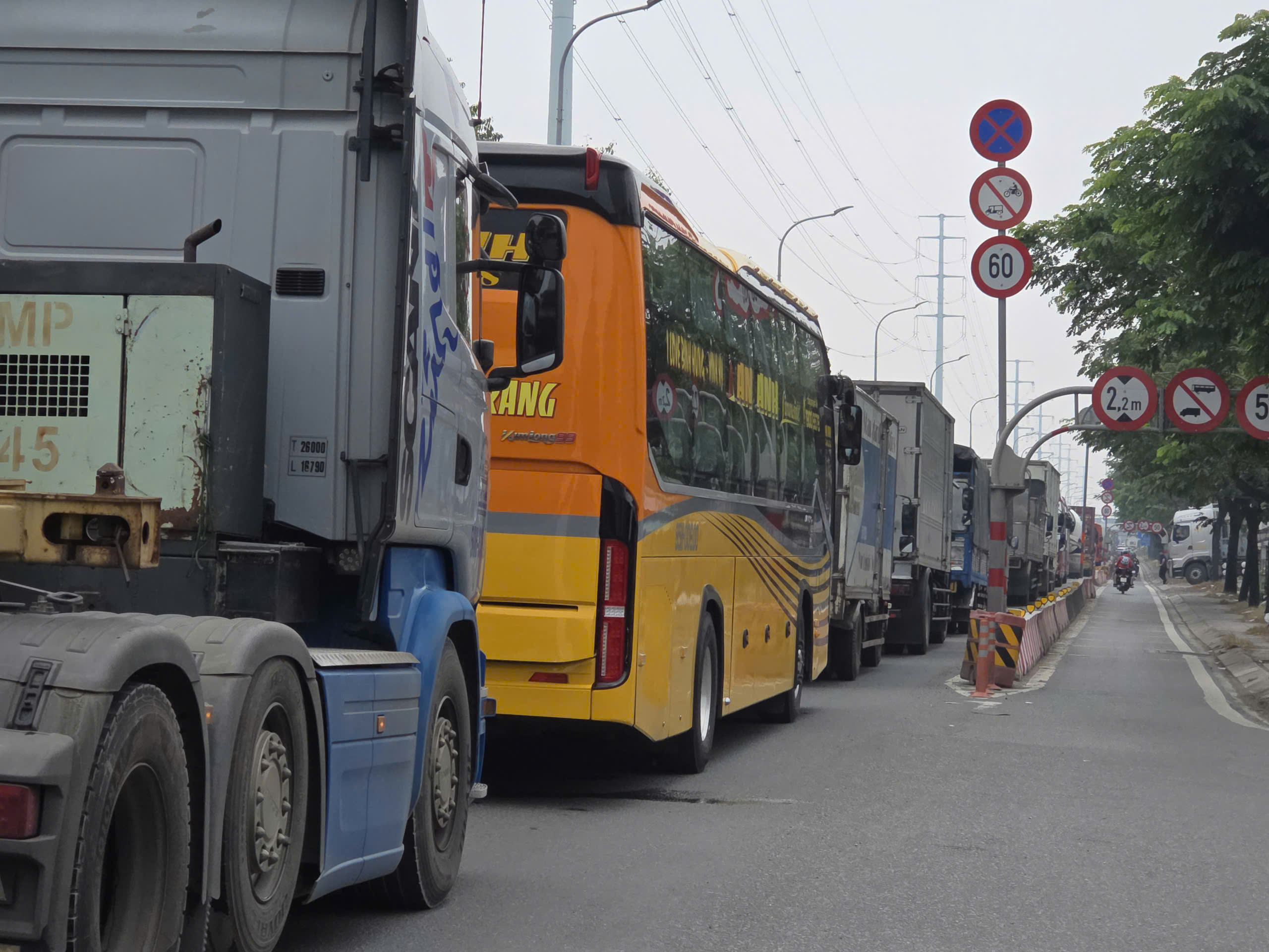 VIDEO: Ô tô bị "níu chân" ở cửa ngõ cao tốc TP HCM – Long Thành – Dầu Giây - Ảnh 2.