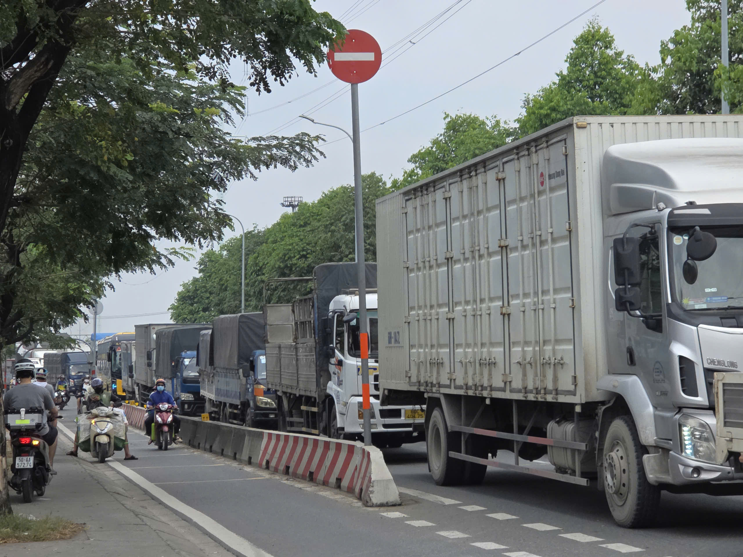 VIDEO: Ô tô bị "níu chân" ở cửa ngõ cao tốc TP HCM – Long Thành – Dầu Giây - Ảnh 5.