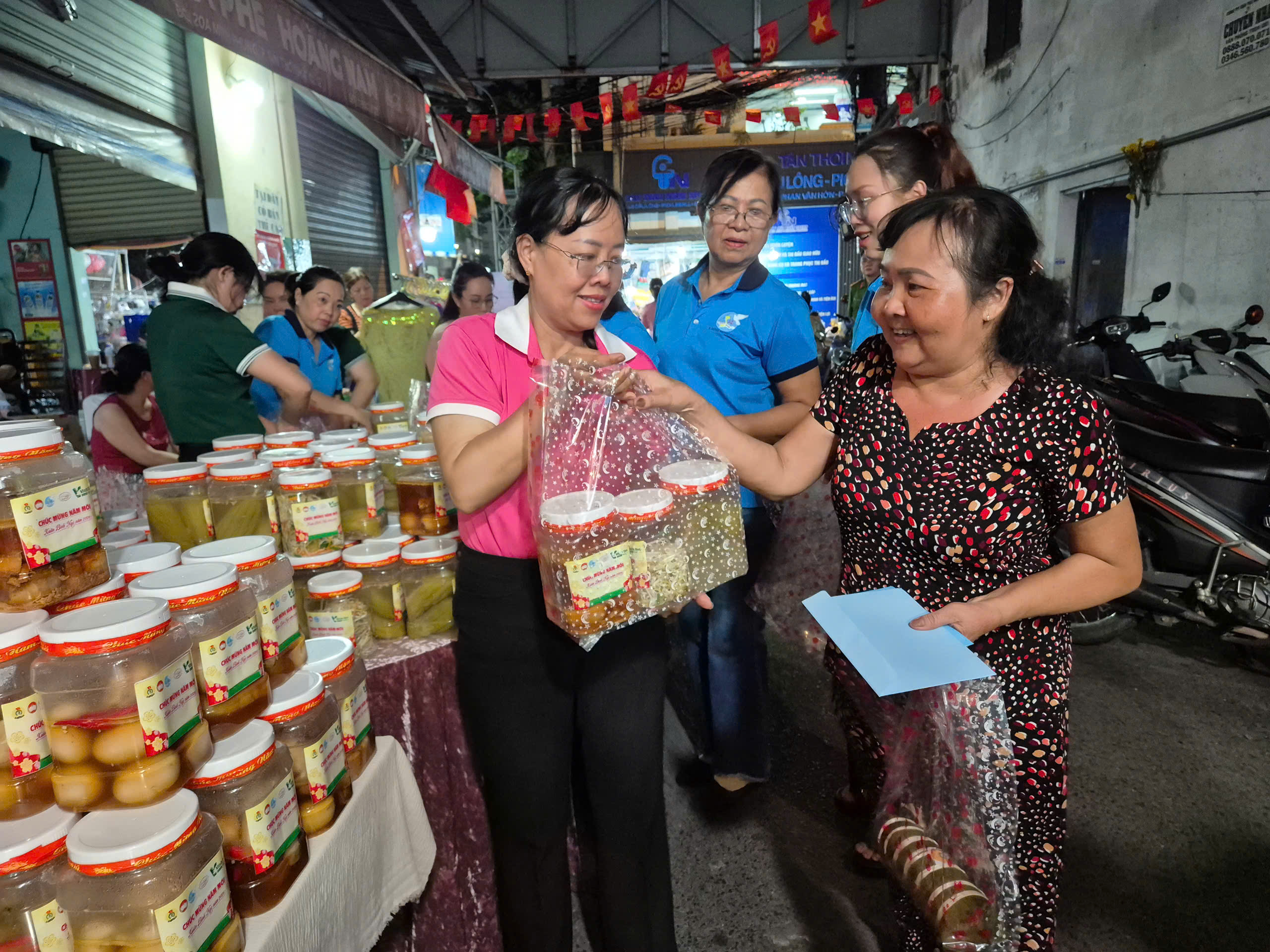 Tết kh&ocirc;ng xa nh&agrave; ấp &aacute;p của người lao động kh&oacute; khăn - Ảnh 5.