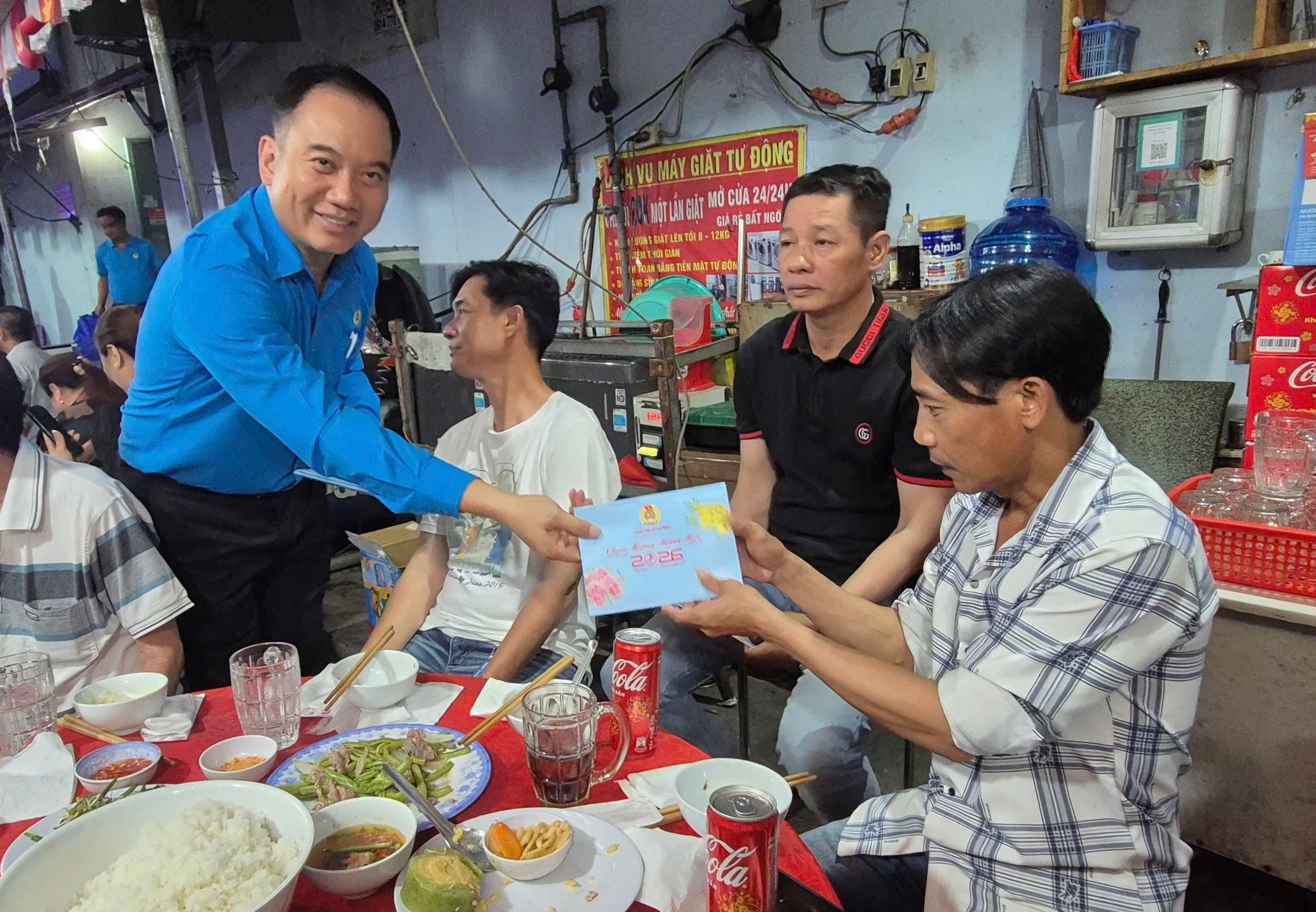 Tết kh&ocirc;ng xa nh&agrave; ấp &aacute;p của người lao động kh&oacute; khăn - Ảnh 3.