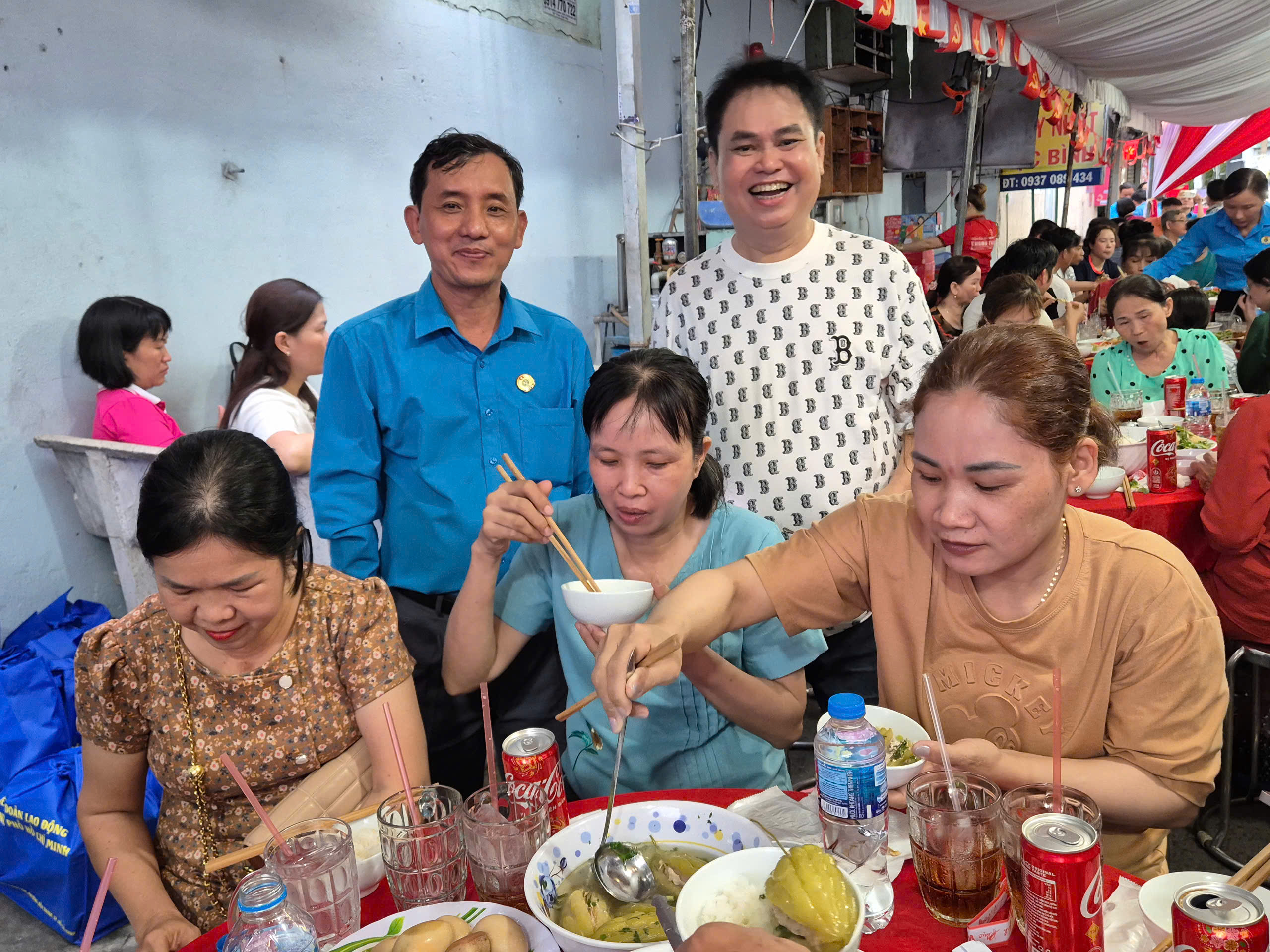 Tết kh&ocirc;ng xa nh&agrave; ấp &aacute;p của người lao động kh&oacute; khăn - Ảnh 6.