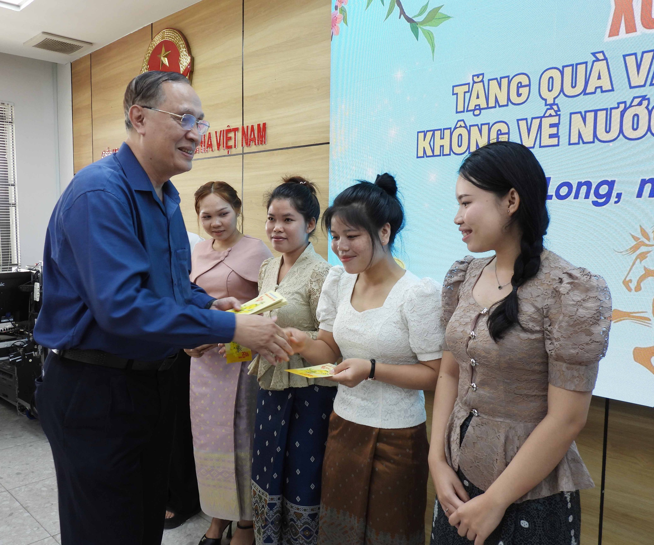 Trường Đại học Cửu Long tặng quà cho lưu học sinh dịp Tết Bính Ngọ 2026 - Ảnh 4.