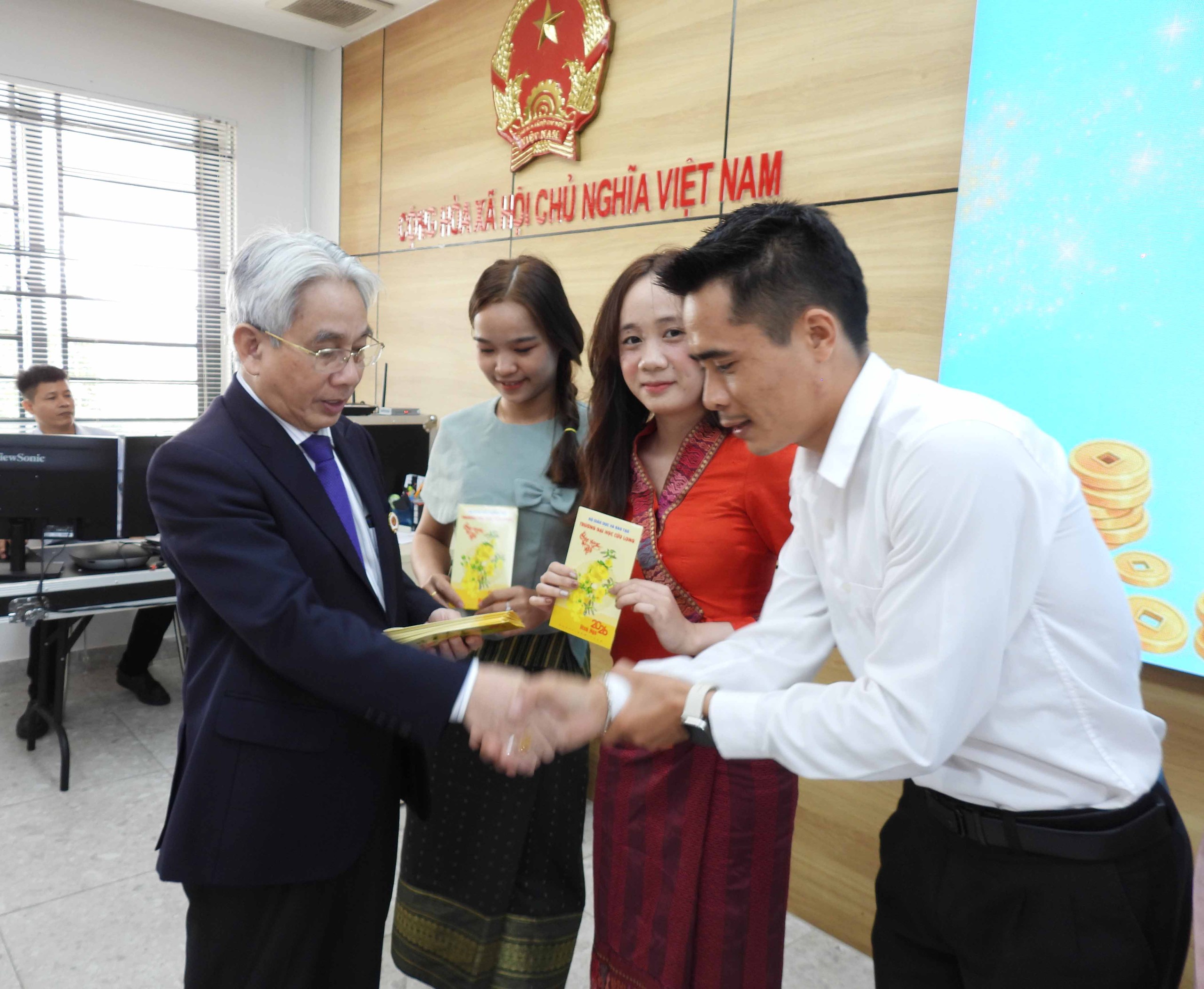 Trường Đại học Cửu Long tặng quà cho lưu học sinh dịp Tết Bính Ngọ 2026 - Ảnh 5.