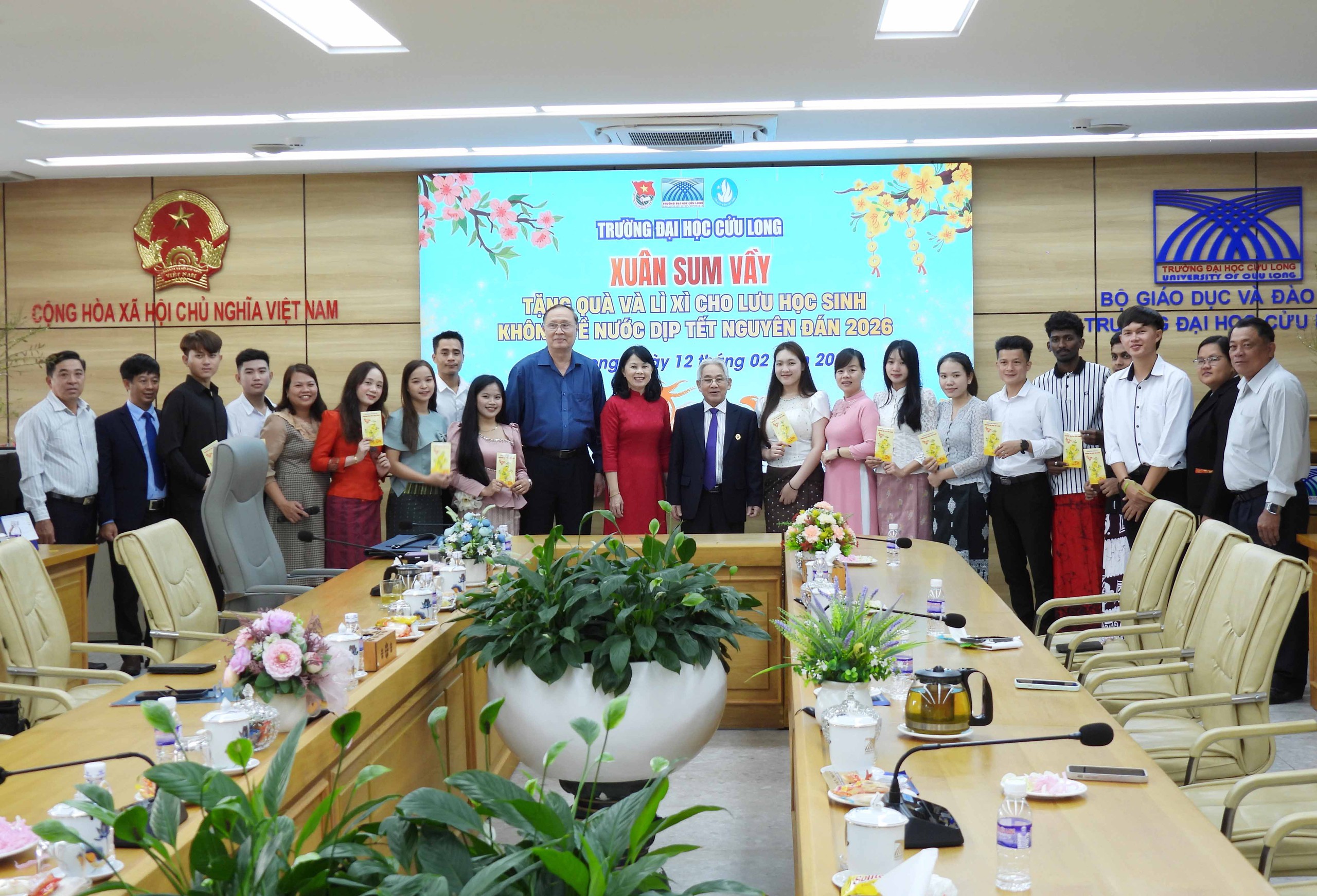 Trường Đại học Cửu Long tặng quà cho lưu học sinh dịp Tết Bính Ngọ 2026 - Ảnh 7.