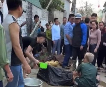 Dựng c&acirc;y n&ecirc;u đ&oacute;n Tết, 3 người bị đi&ecirc;n giật phải nhập viện cấp cứu - Ảnh 1.