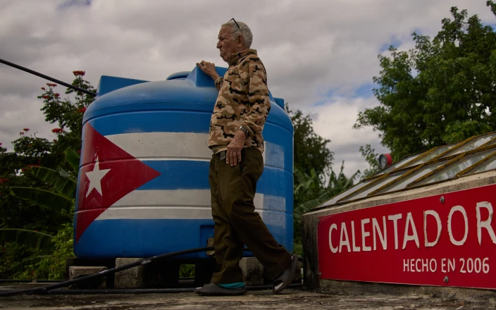 Tàu hải quân Mexico chở hàng trăm tấn hàng viện trợ đến Cuba