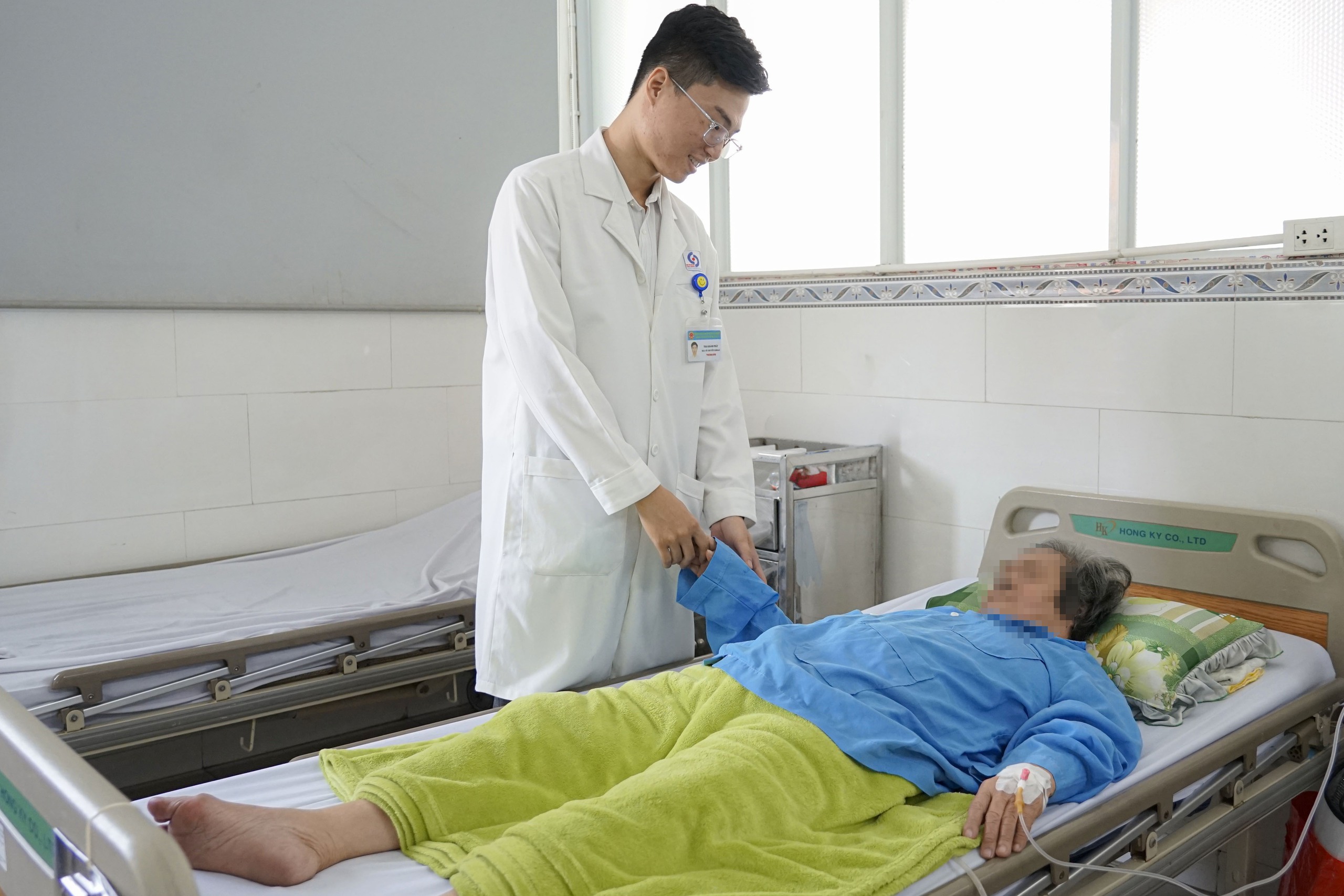 Đau bụng kéo dài, cụ bà 72 tuổi nhập viện trong tình trạng viêm phúc mạc toàn thể - Ảnh 1.