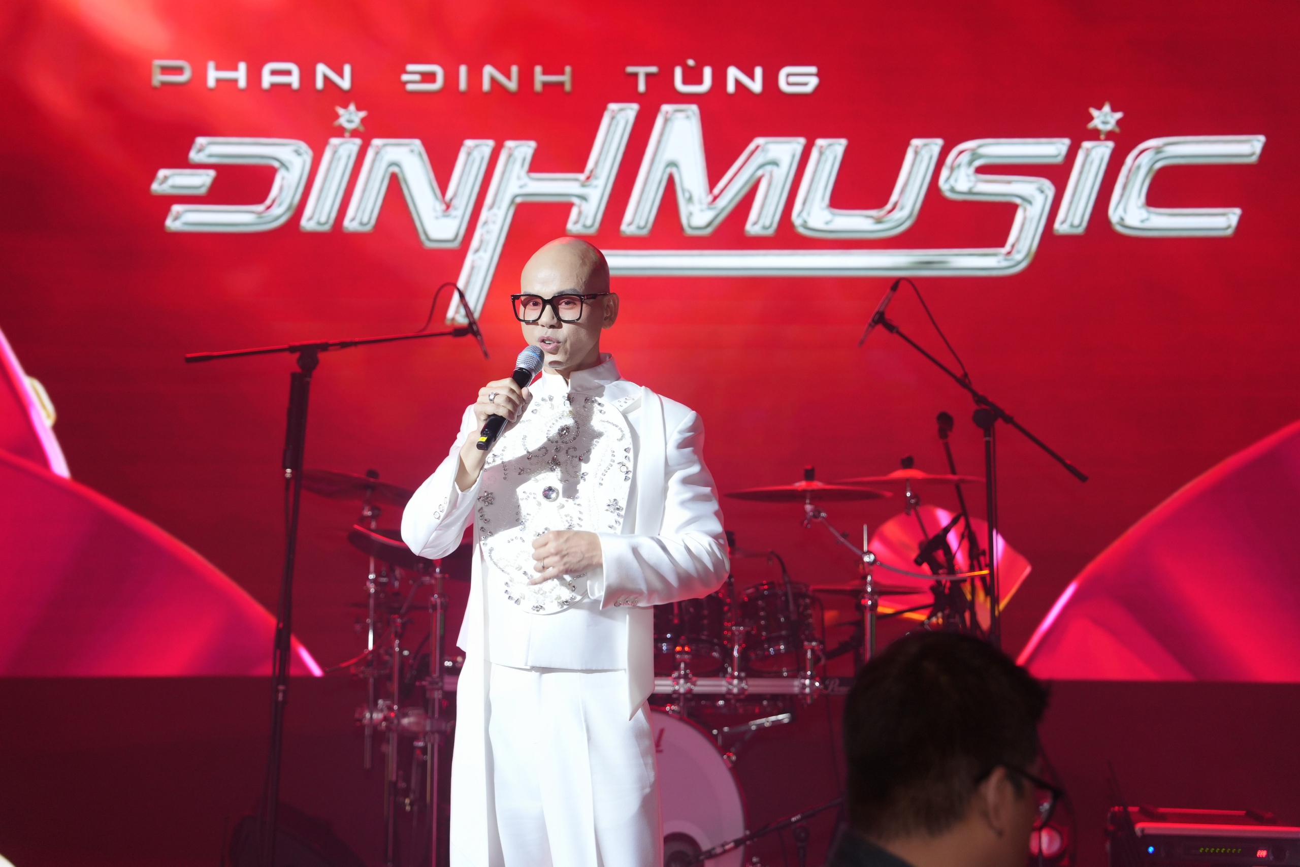 Happy new year của Phan Đinh Tùng - Ảnh 2.