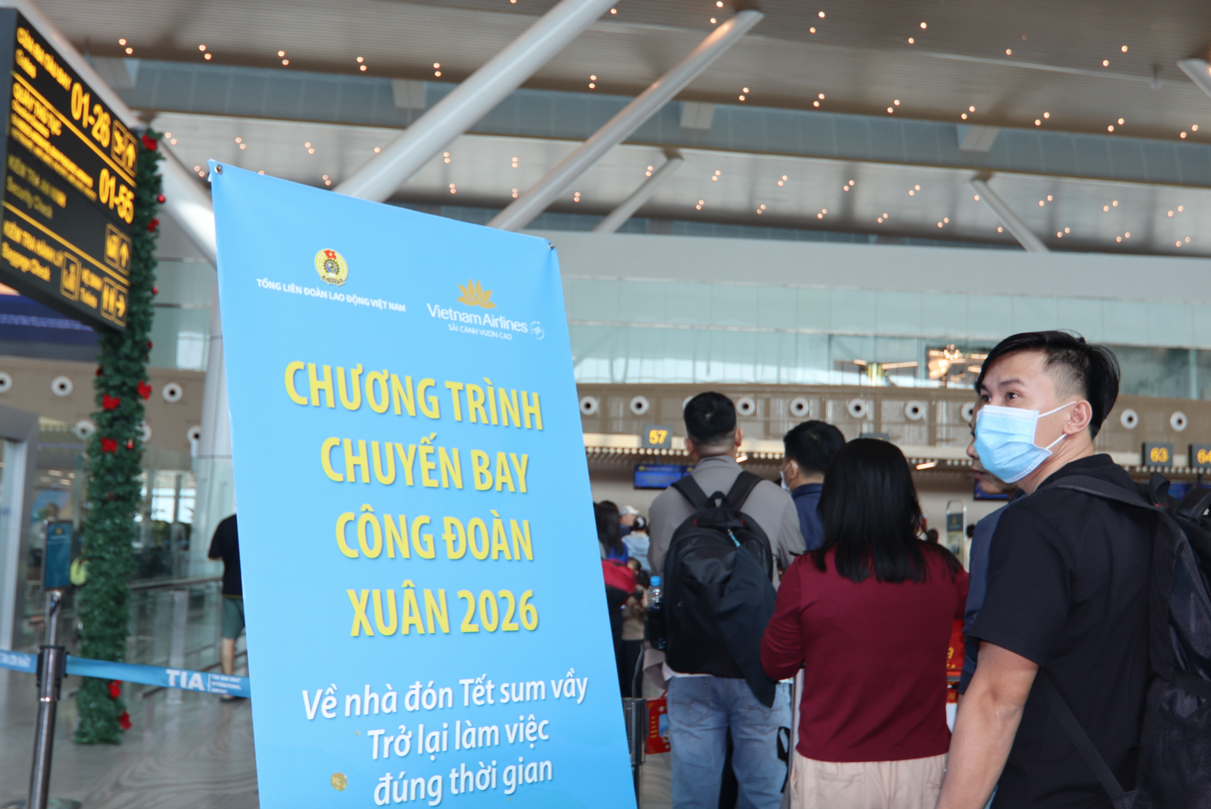 Chuyến bay Công đoàn đưa hơn 1.050 công nhân về quê đón Tết - Ảnh 12.