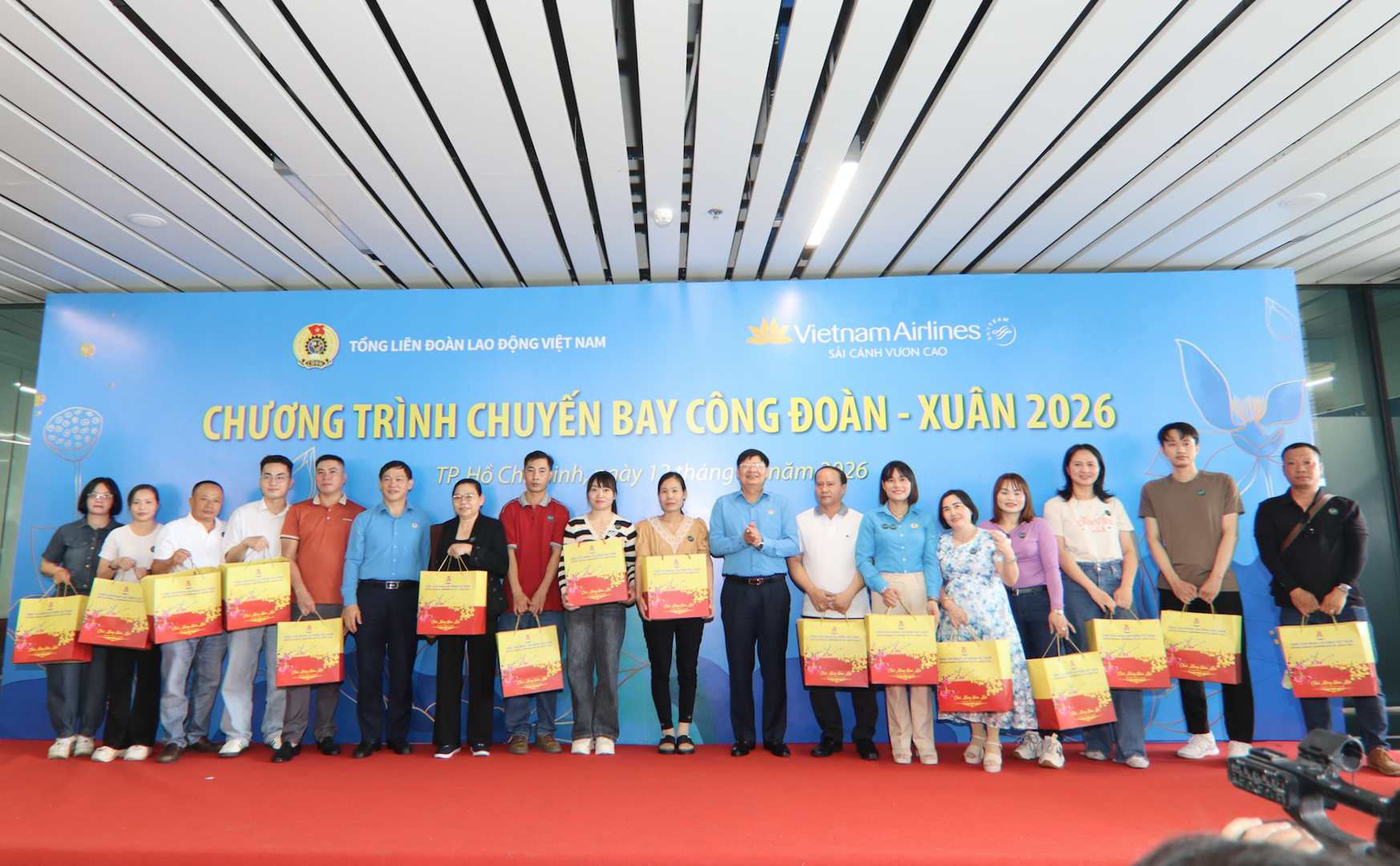 Chuyến bay Công đoàn đưa hơn 1.050 công nhân về quê đón Tết - Ảnh 2.