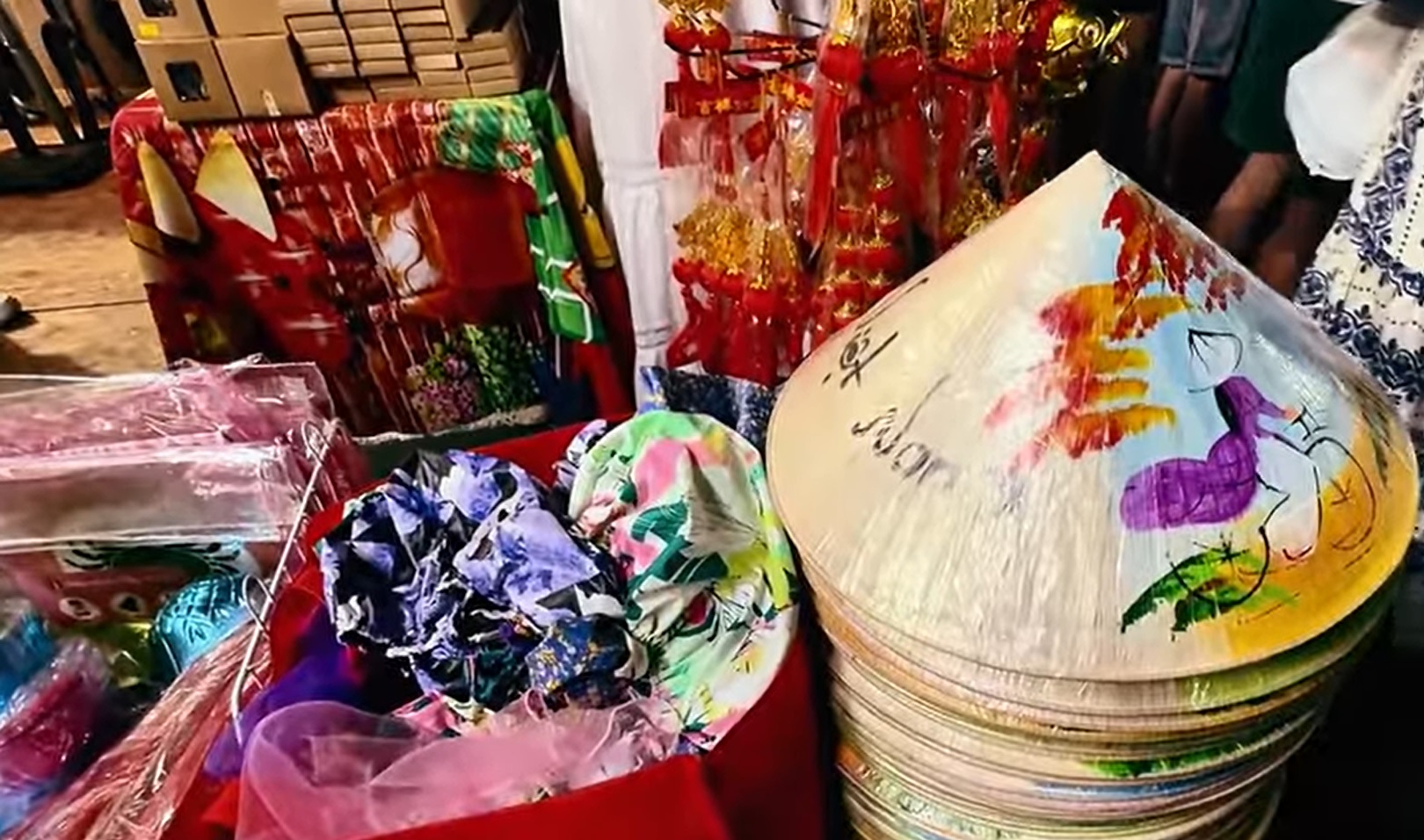 Sắc xuân rạng rỡ trong những hội chợ Tết Việt nơi xứ người - Ảnh 6.