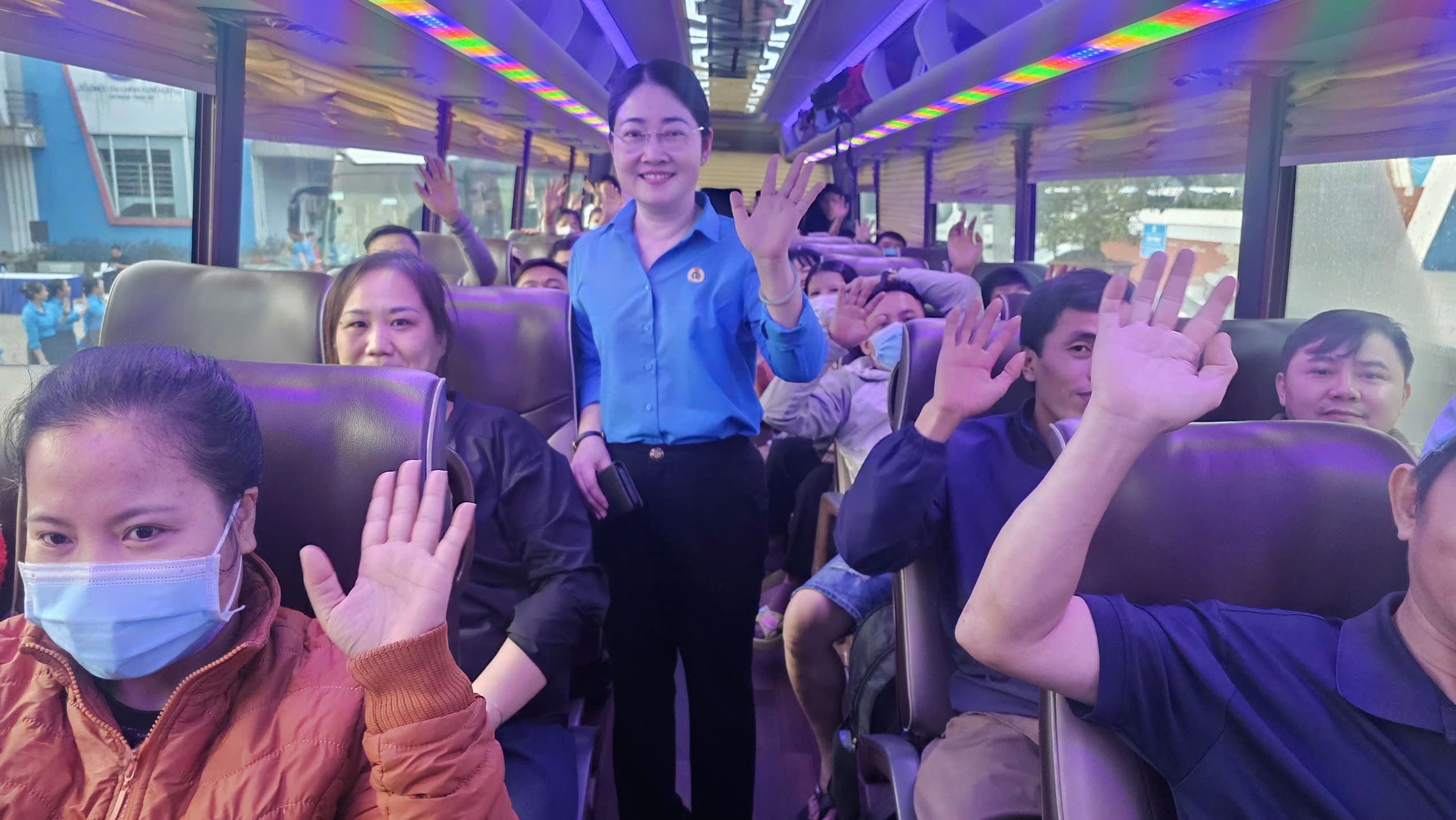 C&ocirc;ng nh&acirc;n x&uacute;c động khi l&atilde;nh đạo Th&agrave;nh ủy, LĐLĐ TPHCM tiễn về qu&ecirc; đ&oacute;n Tết - Ảnh 16.