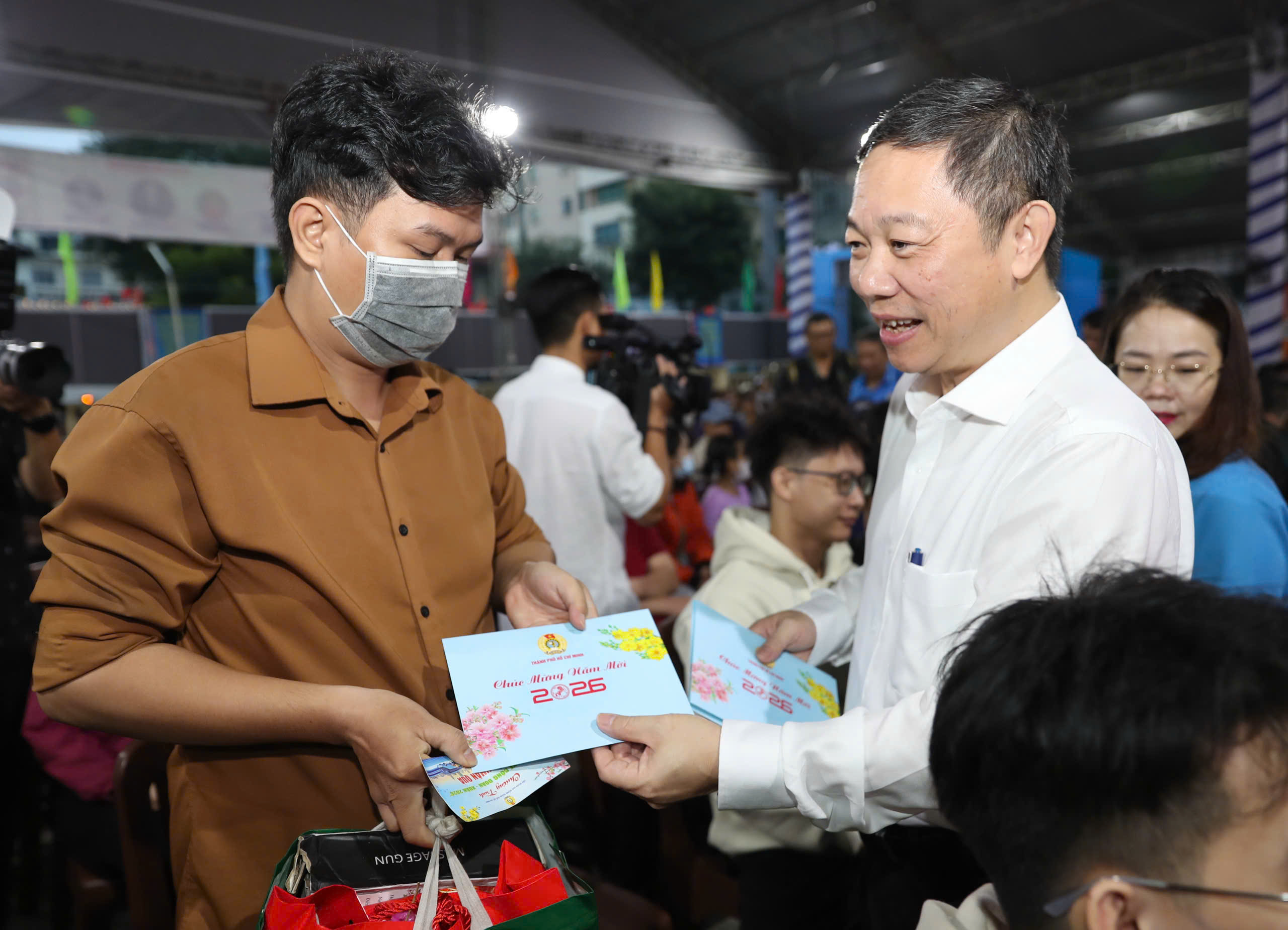 C&ocirc;ng nh&acirc;n x&uacute;c động khi l&atilde;nh đạo Th&agrave;nh ủy, LĐLĐ TPHCM tiễn về qu&ecirc; đ&oacute;n Tết - Ảnh 4.