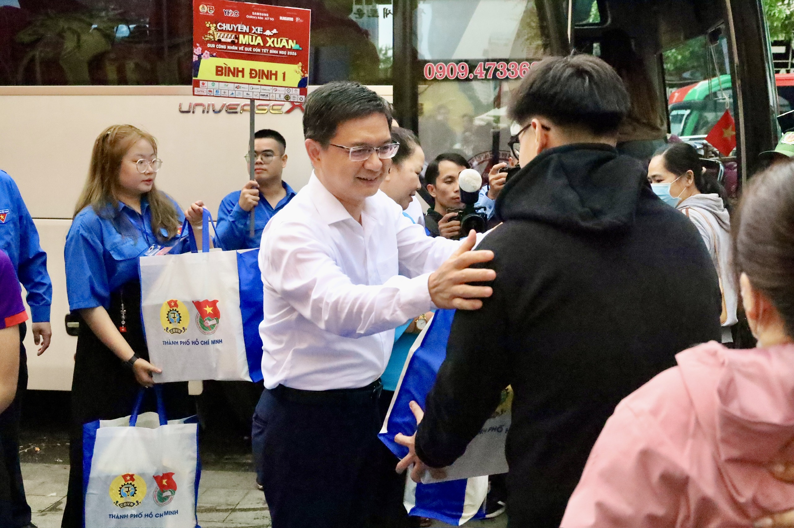 L&atilde;nh đạo Th&agrave;nh ủy, LĐLĐ TPHCM tiễn c&ocirc;ng nh&acirc;n về qu&ecirc; ăn Tết - Ảnh 11.