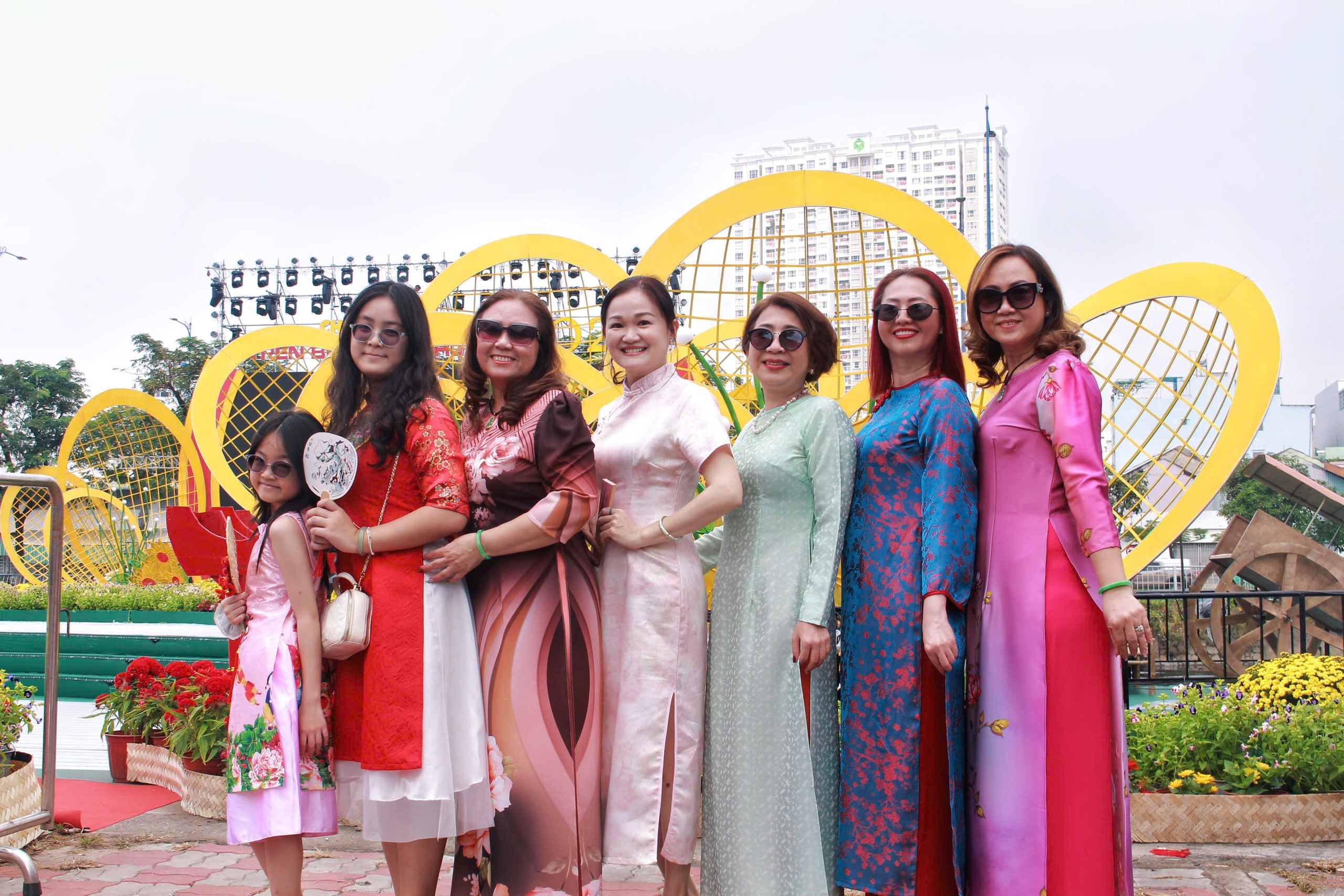 Không khí rộn ràng trước giờ khai mạc Chợ hoa xuân "Trên bến dưới thuyền" - Ảnh 8.