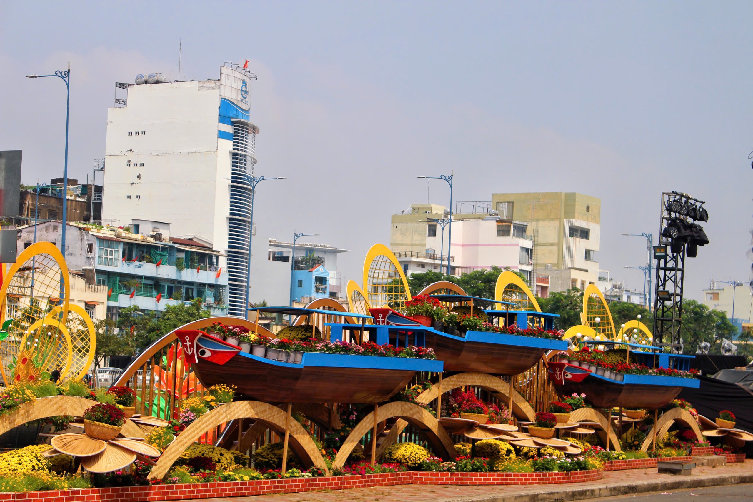 Không khí rộn ràng trước giờ khai mạc Chợ hoa xuân "Trên bến dưới thuyền" - Ảnh 2.