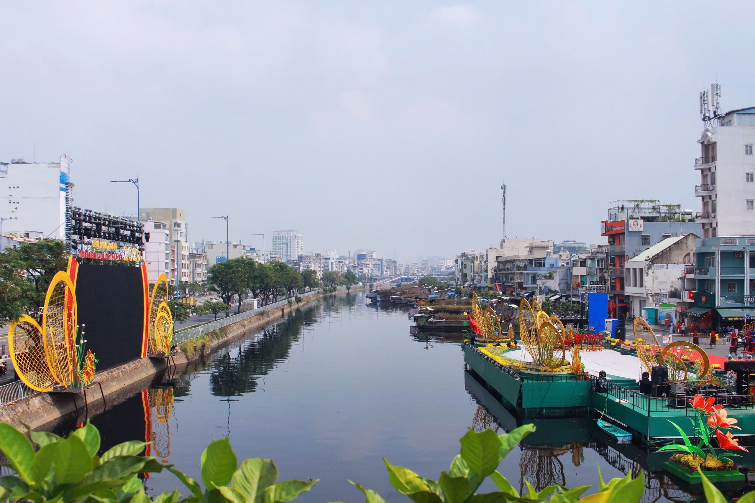 Không khí rộn ràng trước giờ khai mạc Chợ hoa xuân "Trên bến dưới thuyền" - Ảnh 4.