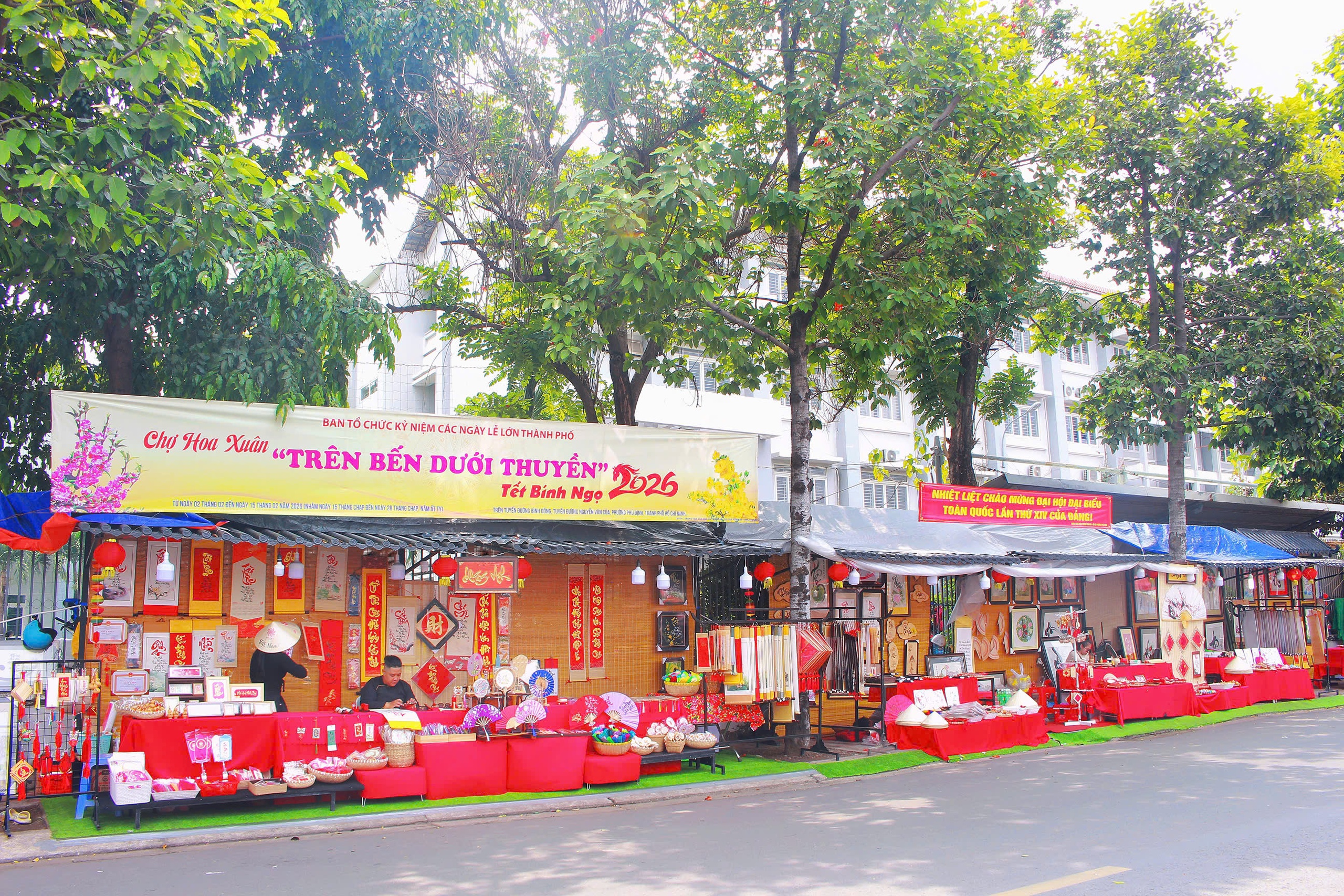 Không khí rộn ràng trước giờ khai mạc Chợ hoa xuân "Trên bến dưới thuyền" - Ảnh 13.