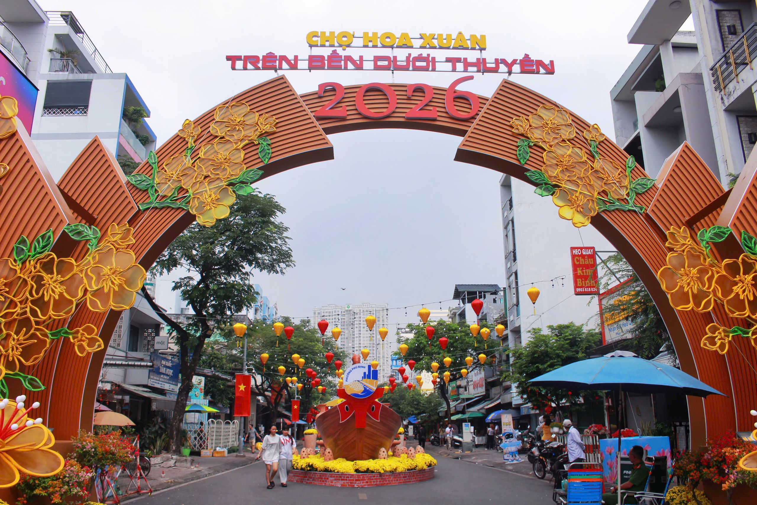 Không khí rộn ràng trước giờ khai mạc Chợ hoa xuân "Trên bến dưới thuyền" - Ảnh 15.
