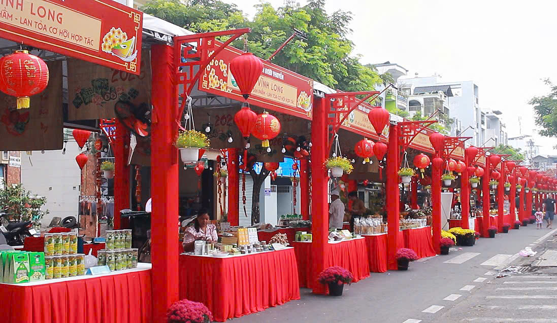 Không khí rộn ràng trước giờ khai mạc Chợ hoa xuân "Trên bến dưới thuyền" - Ảnh 6.
