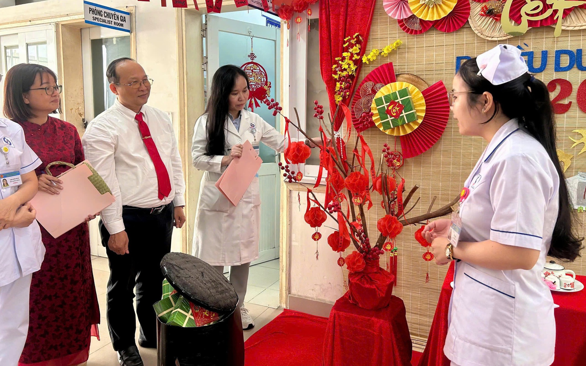 Đoàn viên, người lao động Bệnh viện Nhân dân Gia Định đón xuân an vui