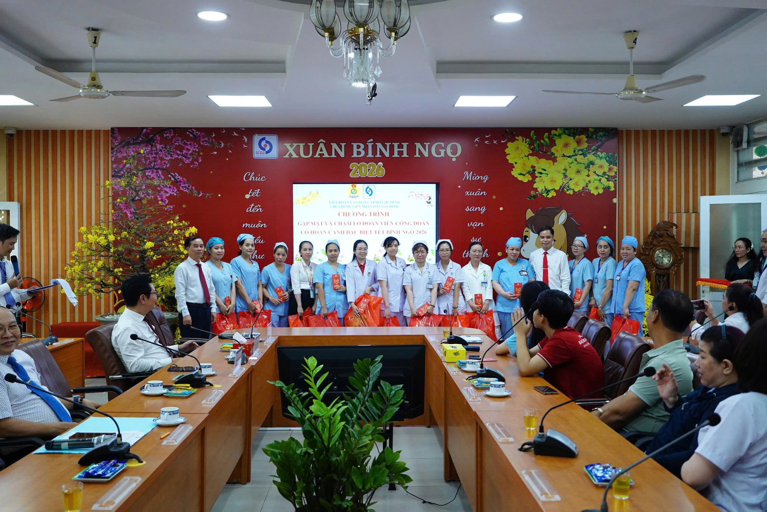 Đo&agrave;n vi&ecirc;n, người lao động Bệnh viện Nh&acirc;n d&acirc;n Gia Định đ&oacute;n Xu&acirc;n an vui - Ảnh 2.